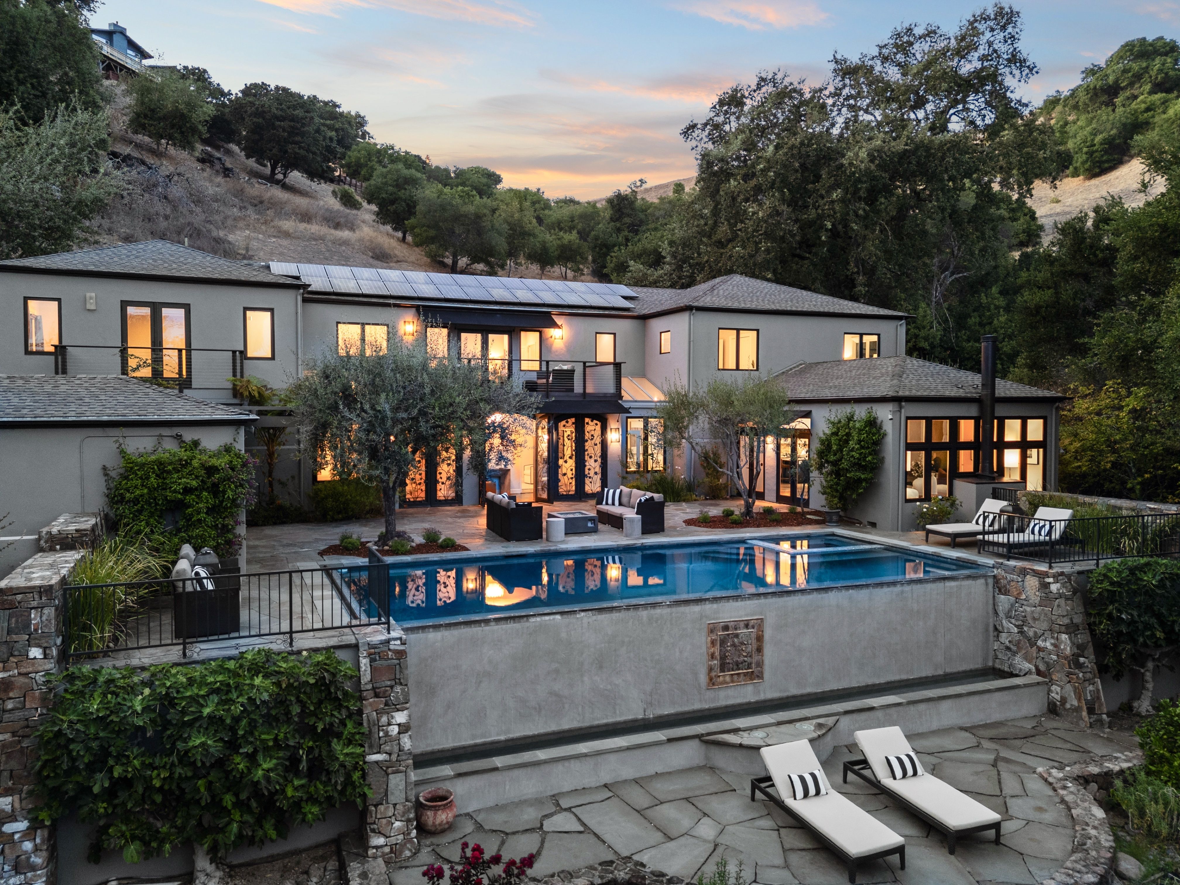  Resort Living in Sorich Park — Gated Mediterranean Estate With Pool and Views - 物件實景