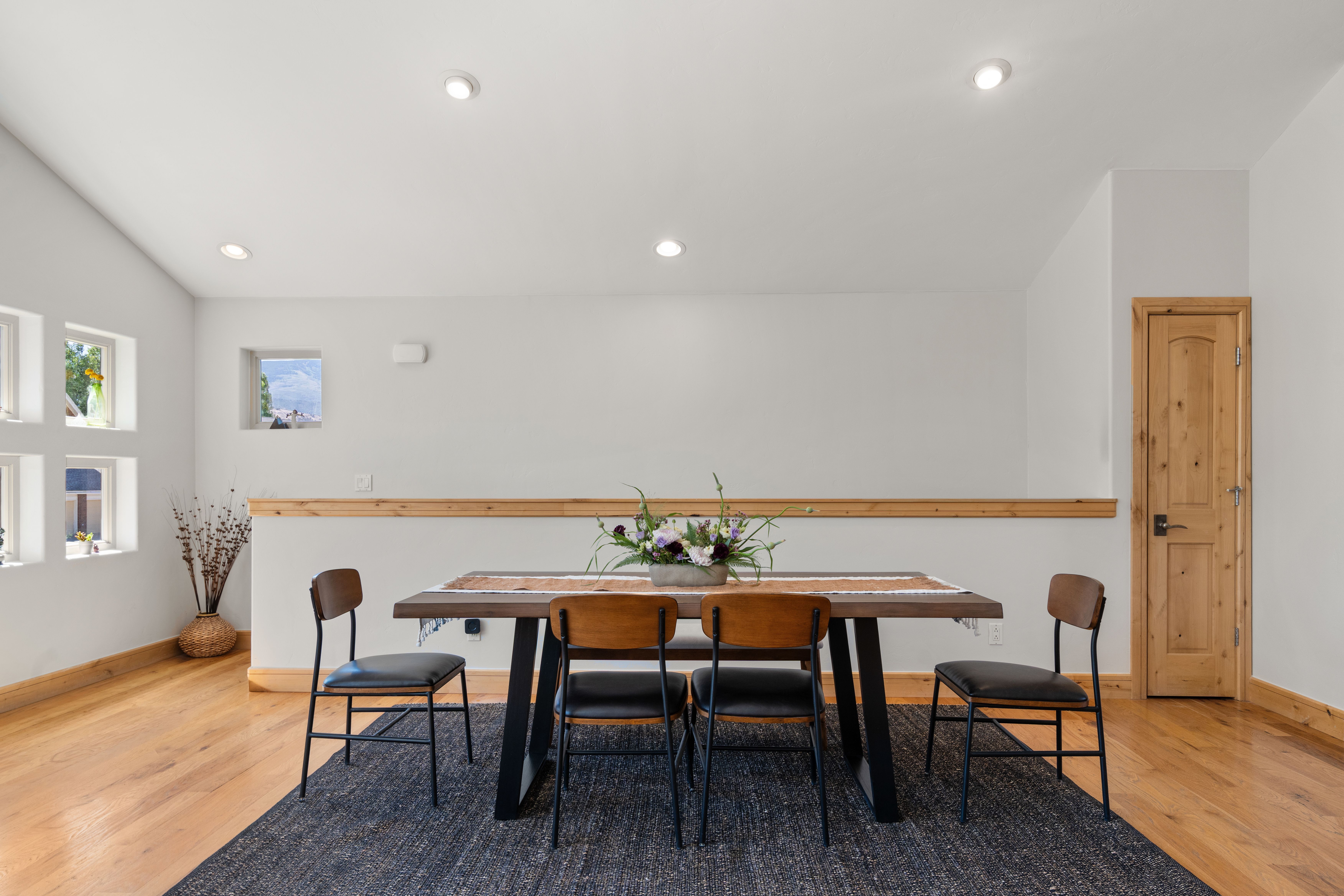  Inviting Home Features Soaring Vaulted Ceilings, Expansive Windows~ - 物件實景