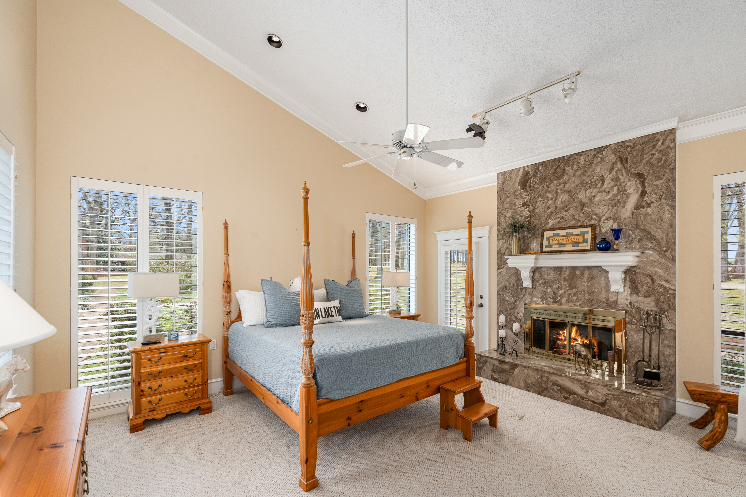  Waterfront Compound on 3.746 Acres at Cedar Creek Lake - 物件實景