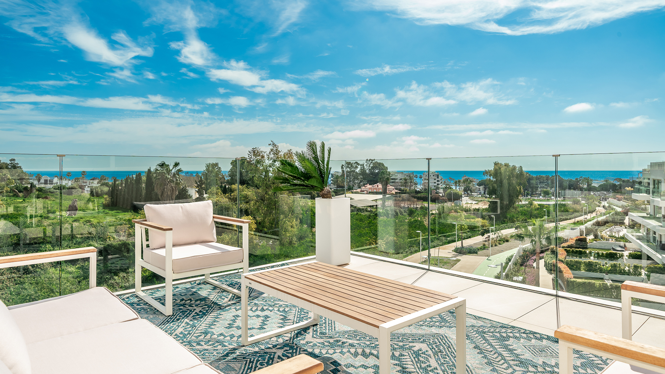  3-bedroom penthouse duplex with pool and sea views in Benalús, Marbella - 物件實景