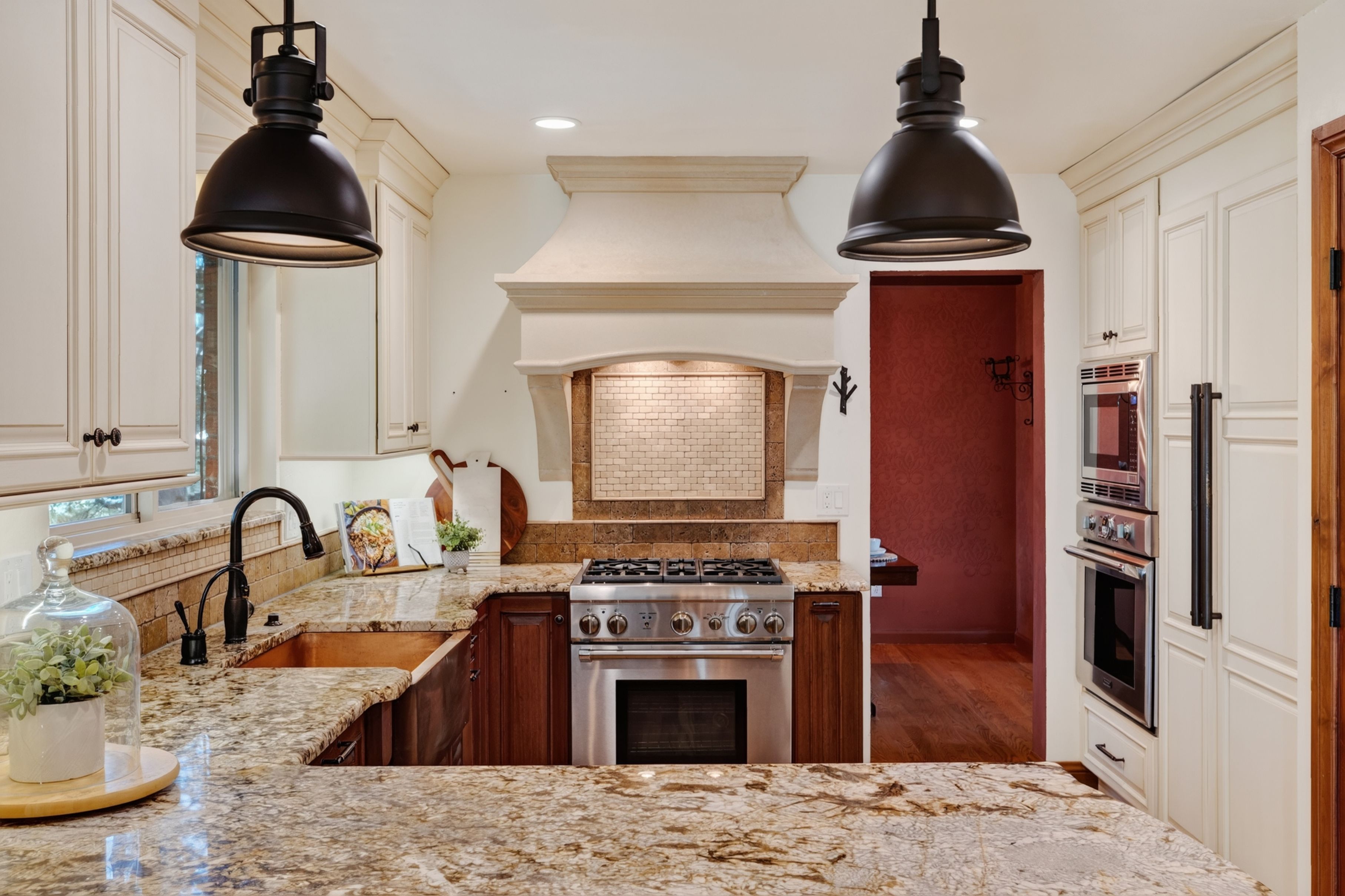  Unique Kitchen & Vaulted Beamed Room Near Cherry Creek State Park Retreat - 物件實景