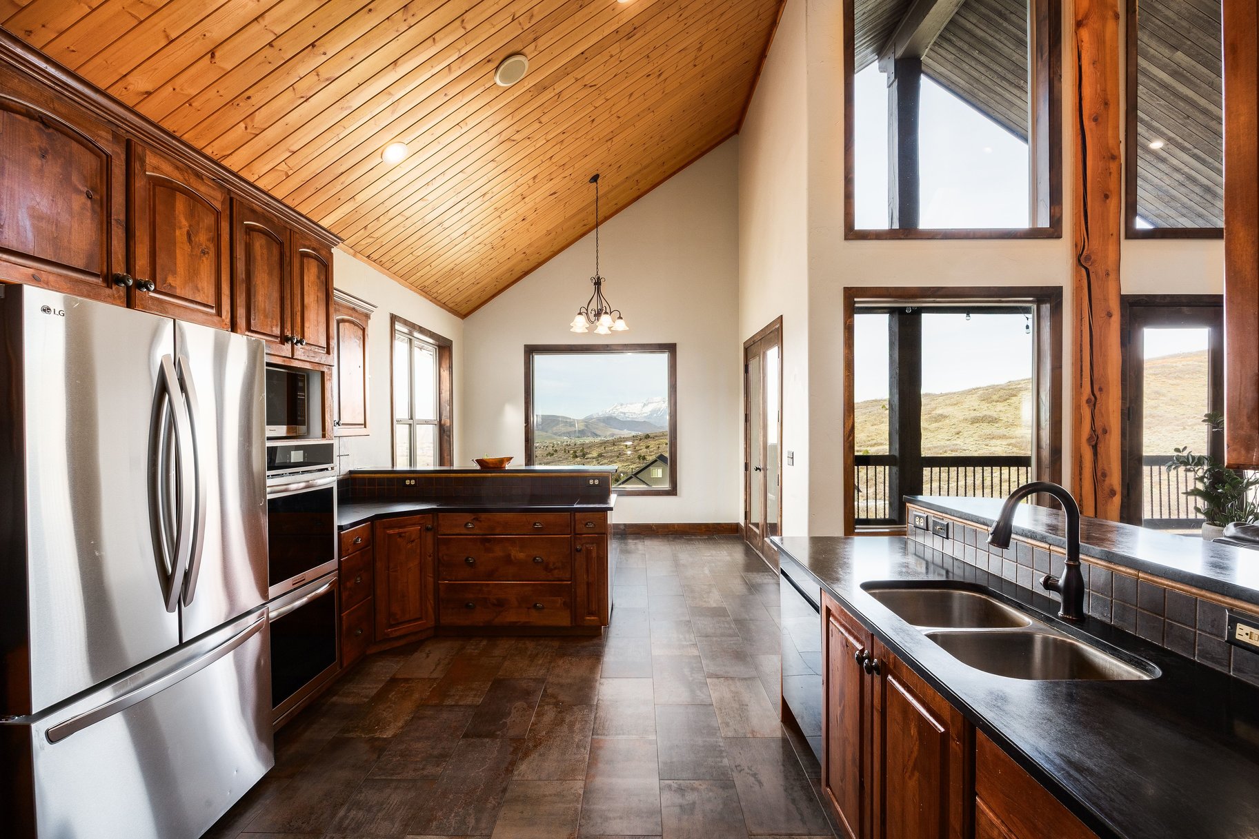  The Ultimate Multi-Generational Mountain Retreat Backing to 500 Acres of Open Sp - 物件實景