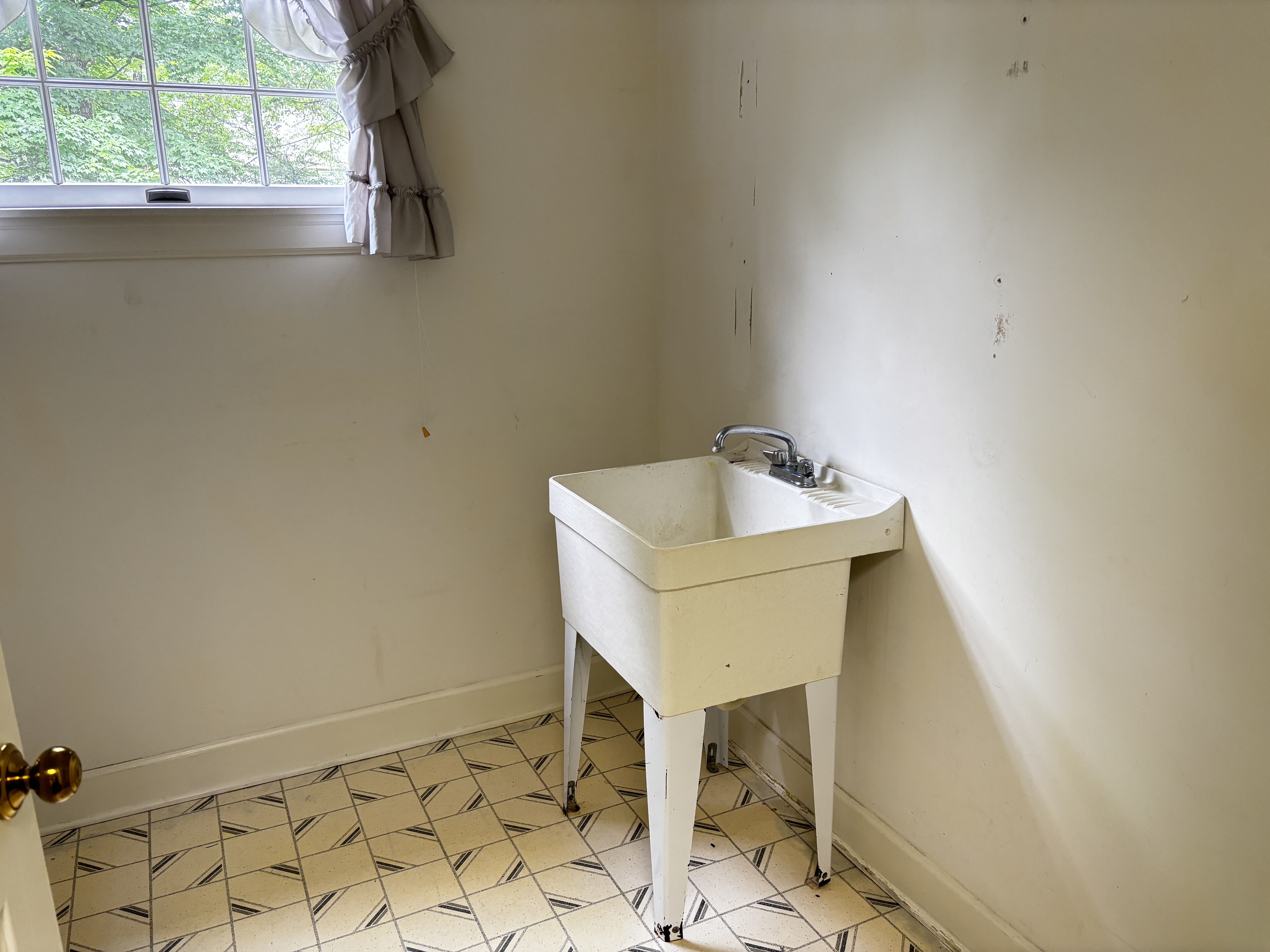 Frankfort, Kentucky, 40601, United States, 3 Bedrooms Bedrooms, ,3 BathroomsBathrooms,Residential,For Sale,2049157