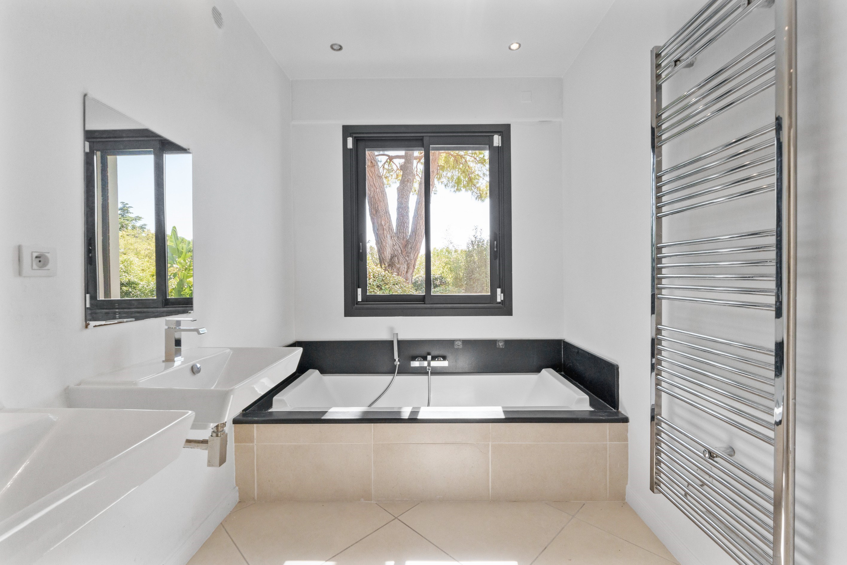  Contemporary single-storey villa with pool and pétanque court for sale in Mougi… - 物件實景