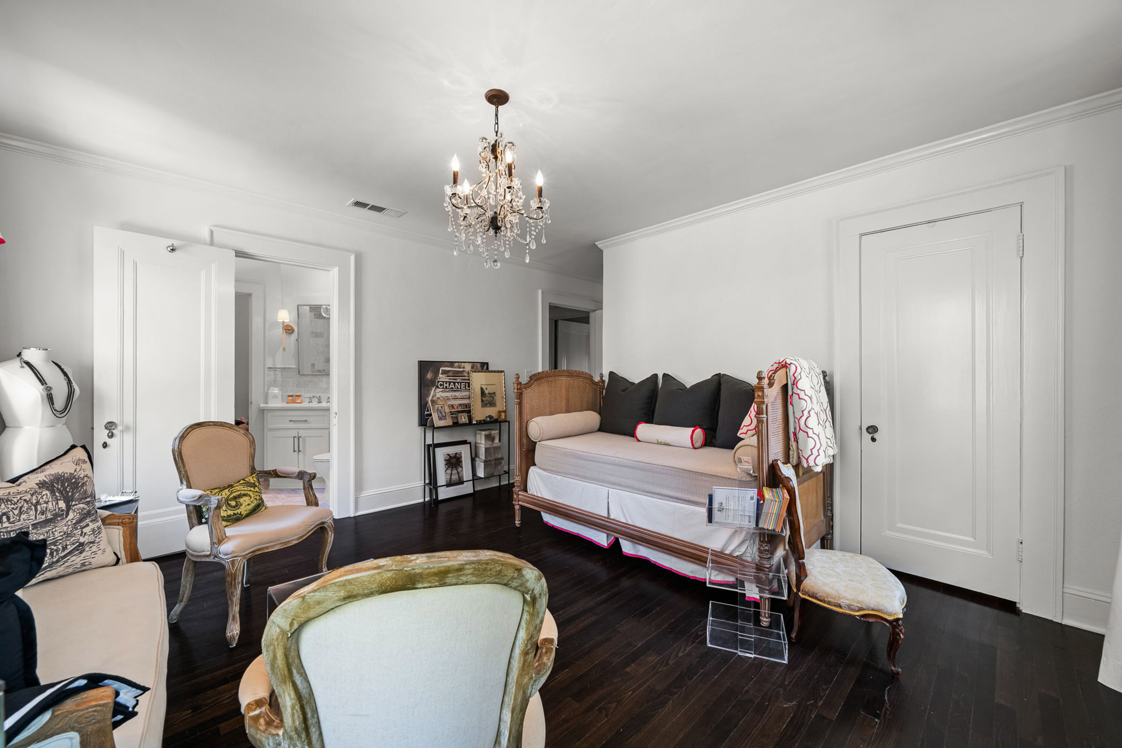  Timeless Ardmore Park Home Blends Classic Charm with Custom Renovations - 物件實景