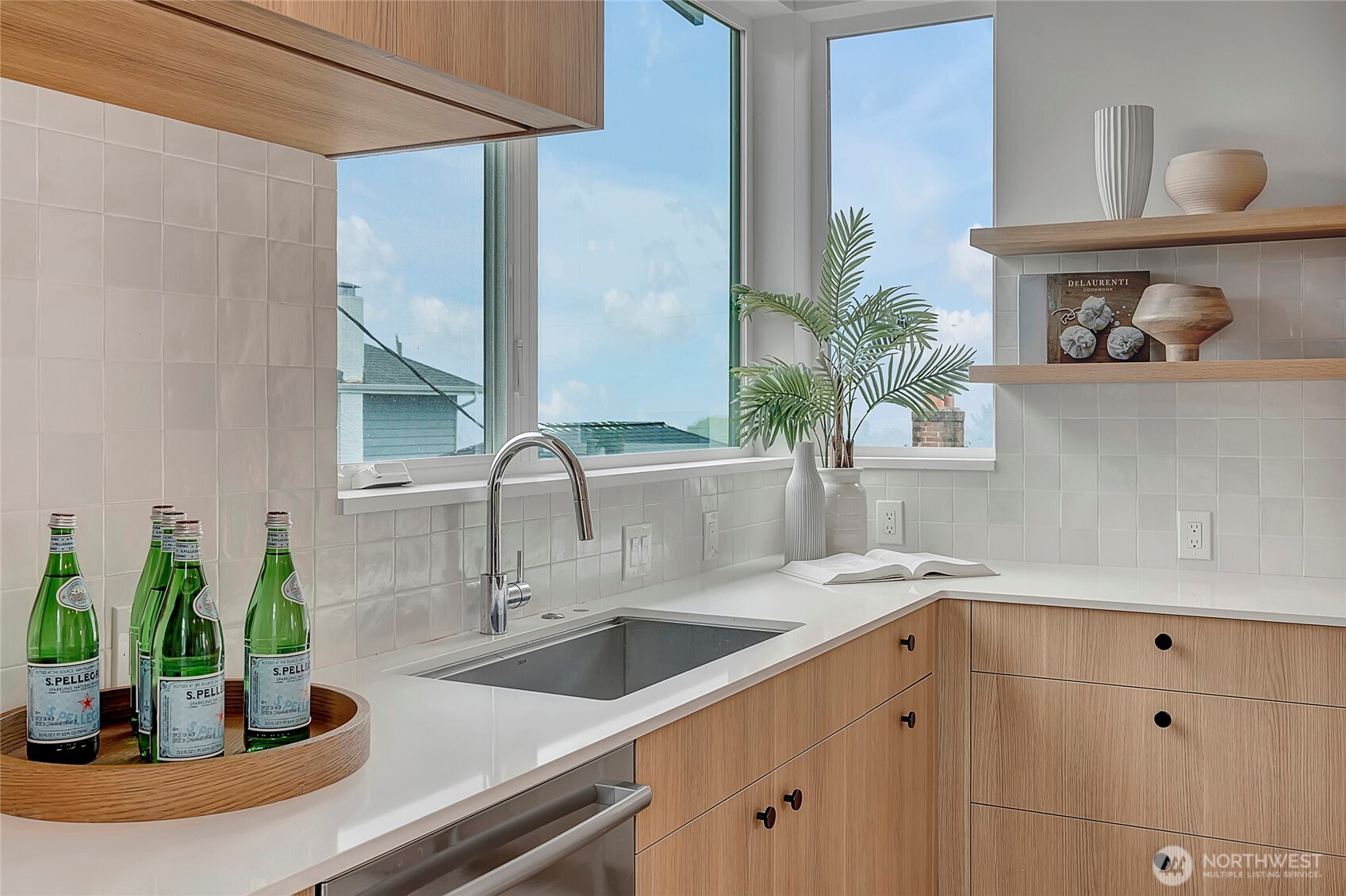 Seattle, Washington, 98199, United States, 2 Bedrooms Bedrooms, ,1 BathroomBathrooms,Residential,For Sale,1950850