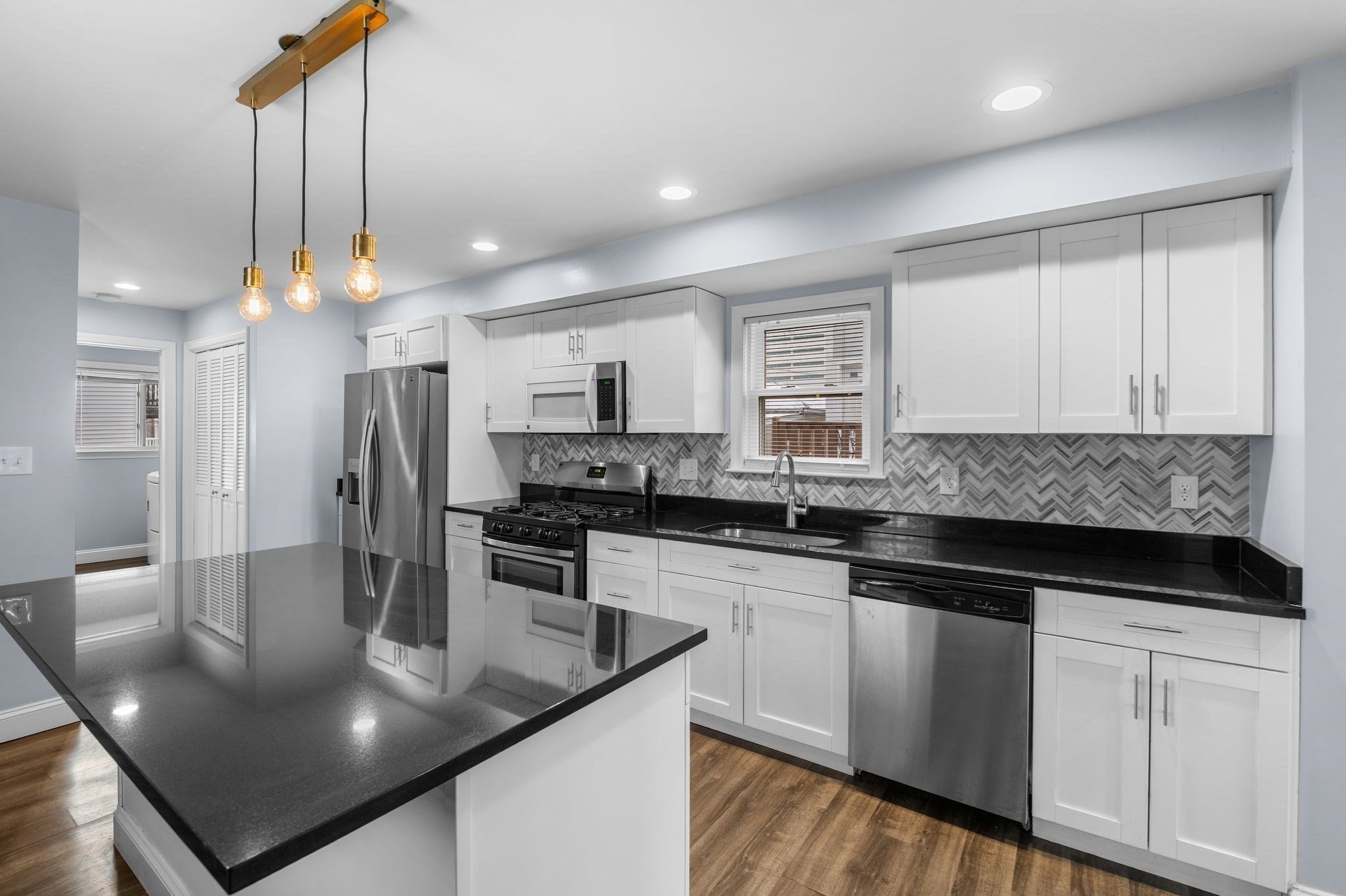 Revere, Massachusetts, 02151, United States, 2 Bedrooms Bedrooms, ,3 BathroomsBathrooms,Residential,For Sale,2008626