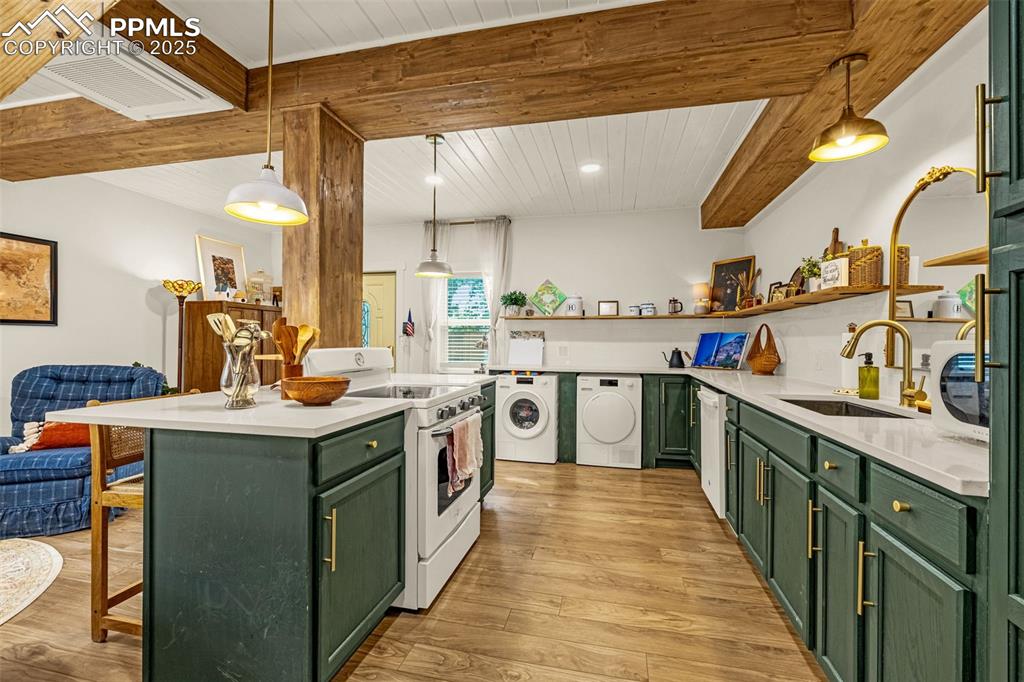 Colorado Springs, Colorado, 80903, United States, 3 Bedrooms Bedrooms, ,2 BathroomsBathrooms,Residential,For Sale,1949887