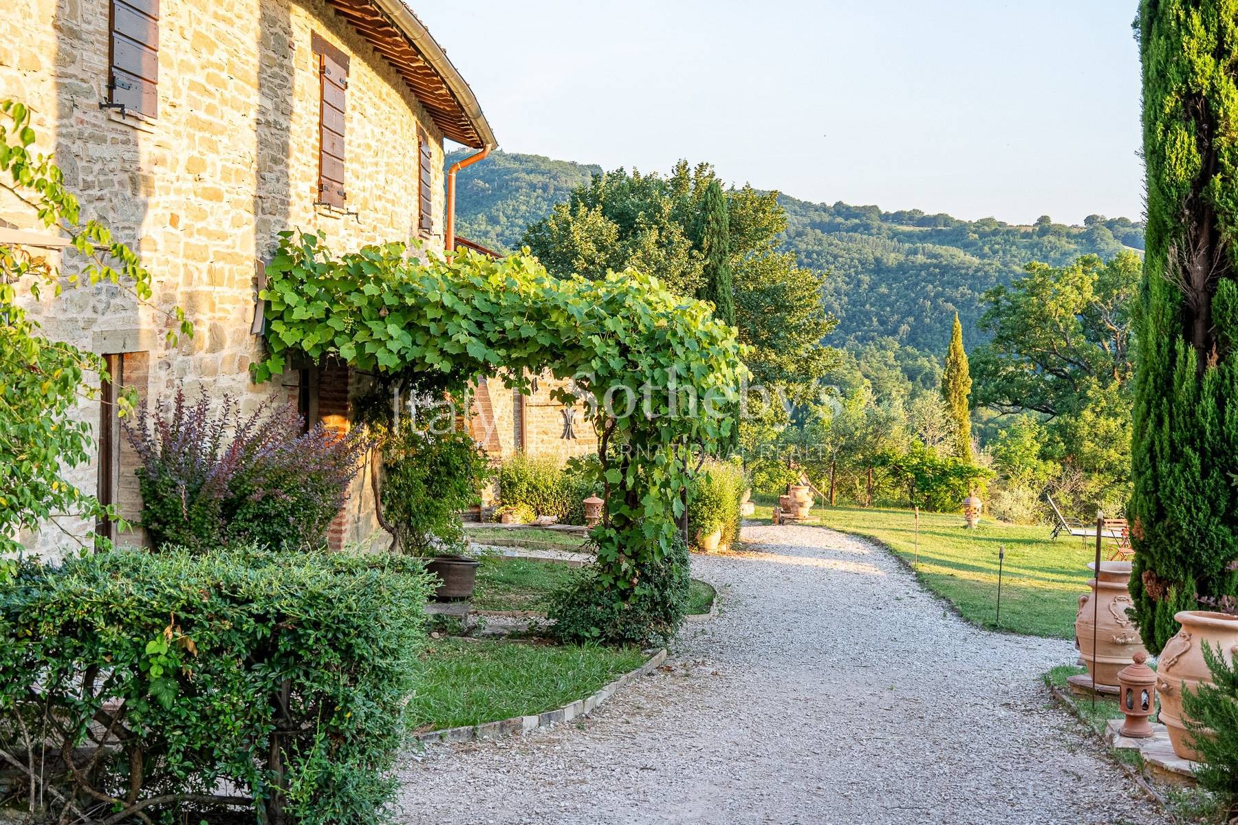  Stunning lake view historic renovated farmhouse with pool - 物件實景