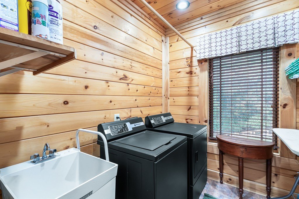 Hiawassee, Georgia, 30546, United States, 4 Bedrooms Bedrooms, ,4 BathroomsBathrooms,Residential,For Sale,1975098