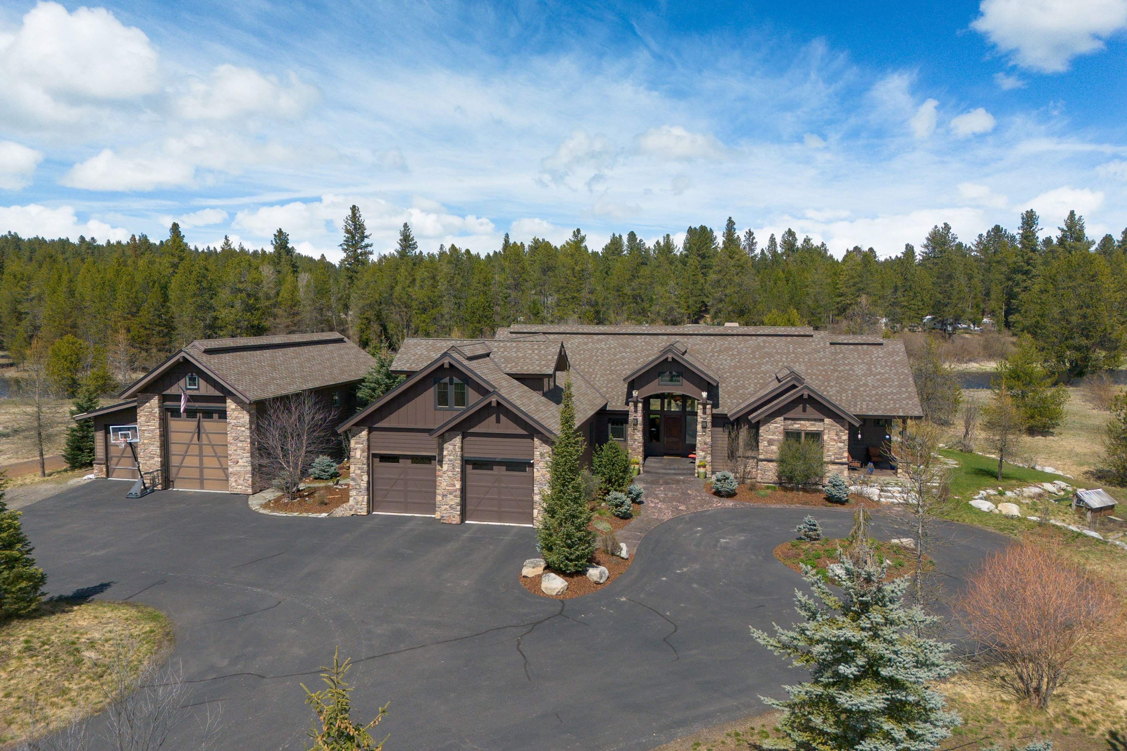  Stunning Home with Payette River Frontage on 2.66 Acres in McCall, Idaho - 物件實景