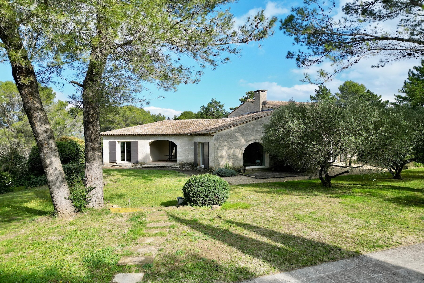  Elegant property with swimming pool and landscaped garden near Uzès - 物件實景