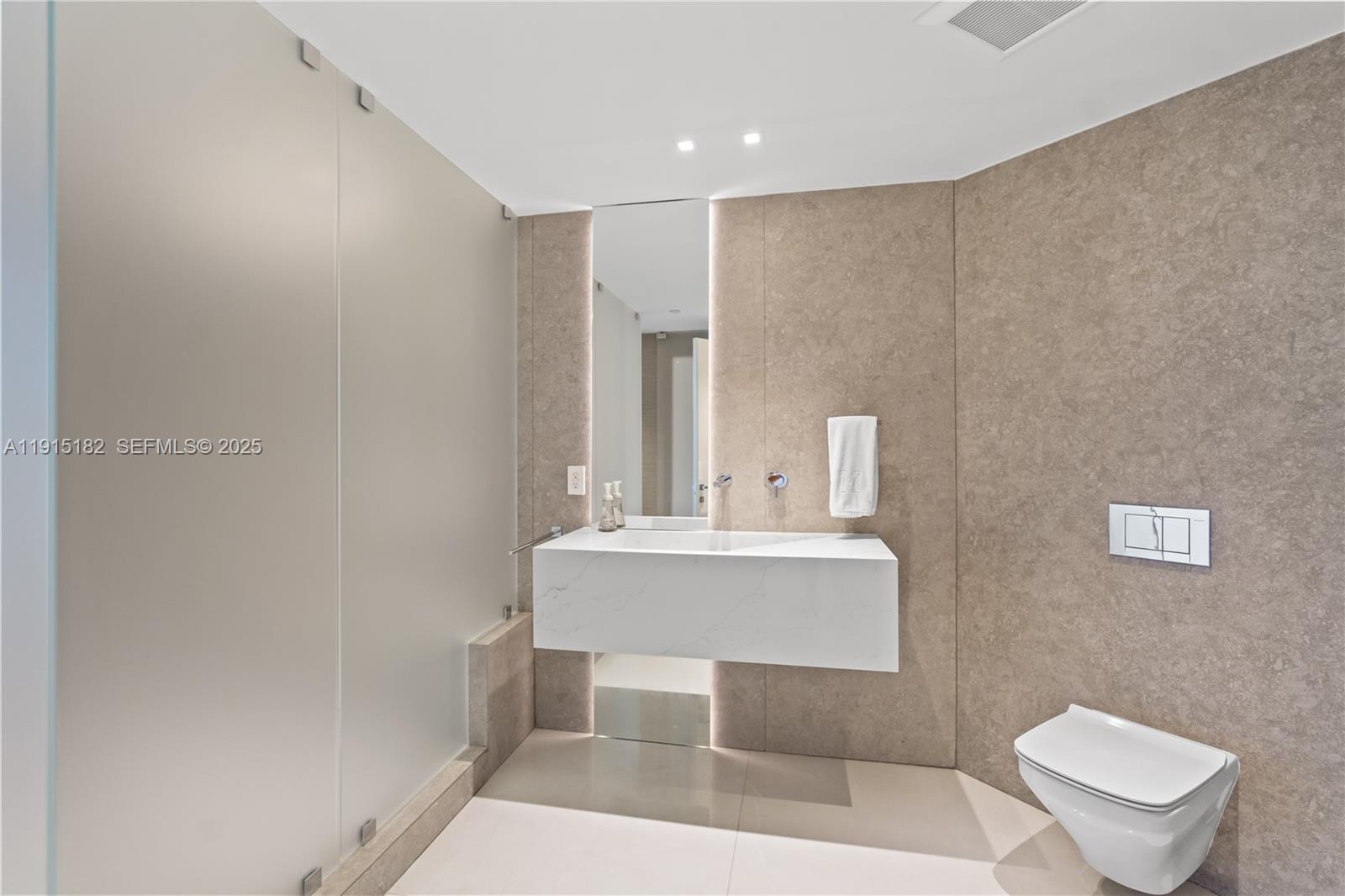 Miami Beach, Florida, 33140, United States, 5 Bedrooms Bedrooms, ,5 BathroomsBathrooms,Residential,For Sale,1997515