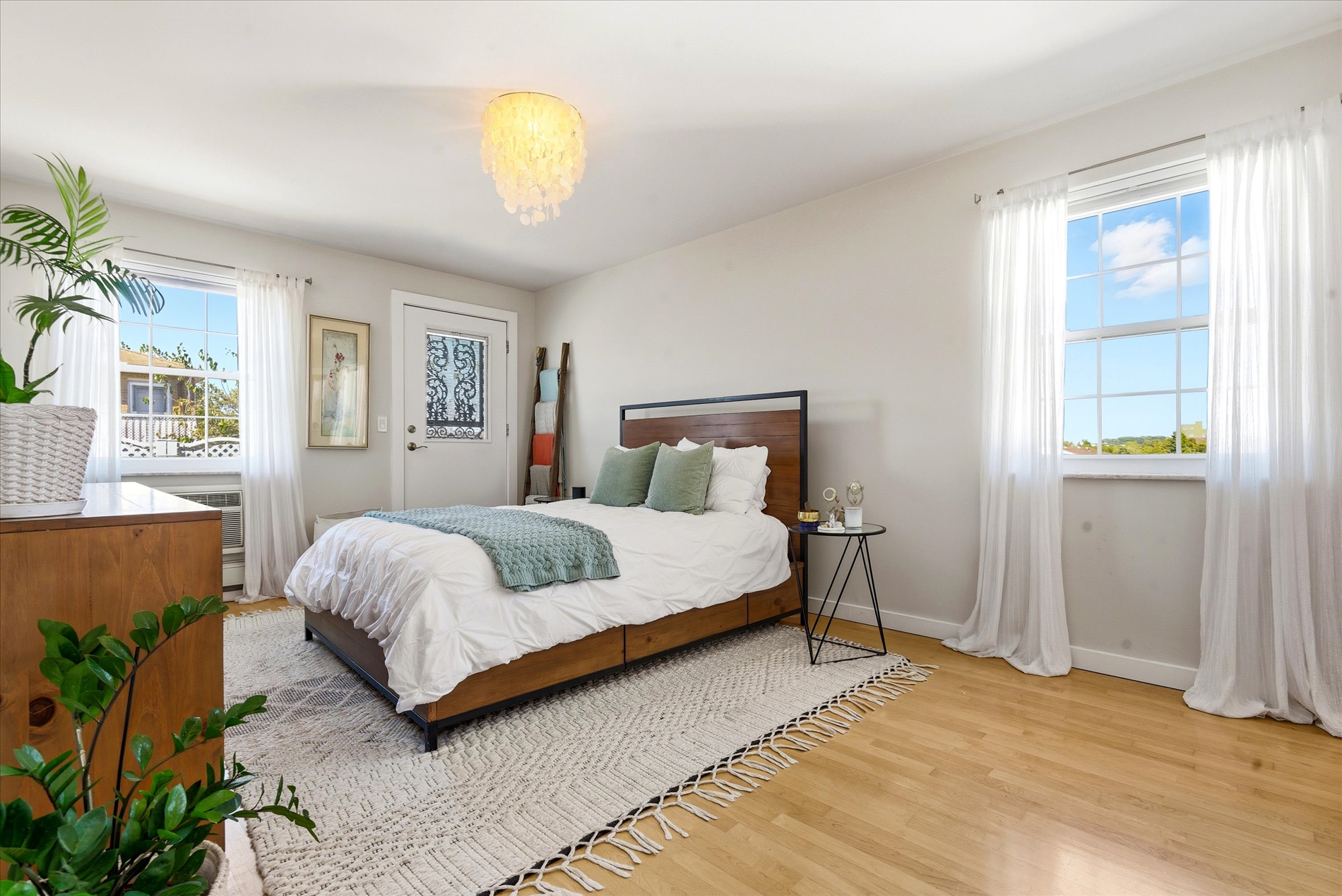 Howard Beach, New York, 11414, United States, 3 Bedrooms Bedrooms, ,2 BathroomsBathrooms,Residential,For Sale,2010836