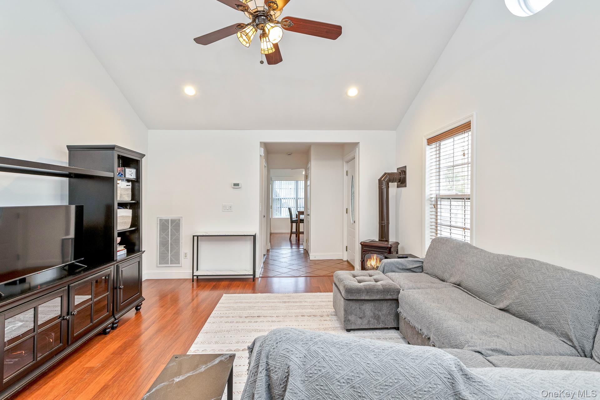  7 Possum Path, Coram, NY, 11727 - 物件實景