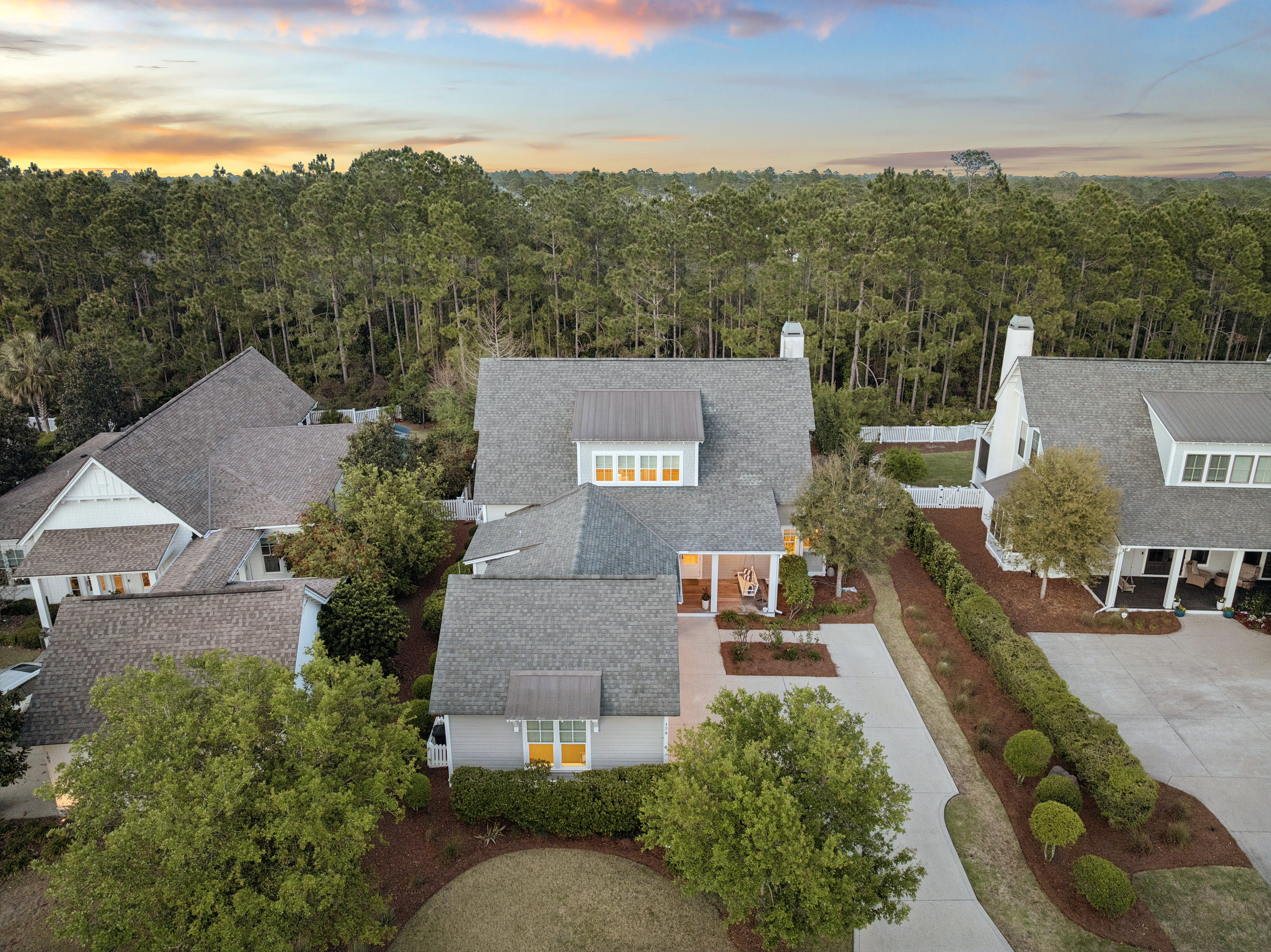  Designer-Furnished Coastal Retreat with Cabana & Outdoor Fireplace - 物件實景