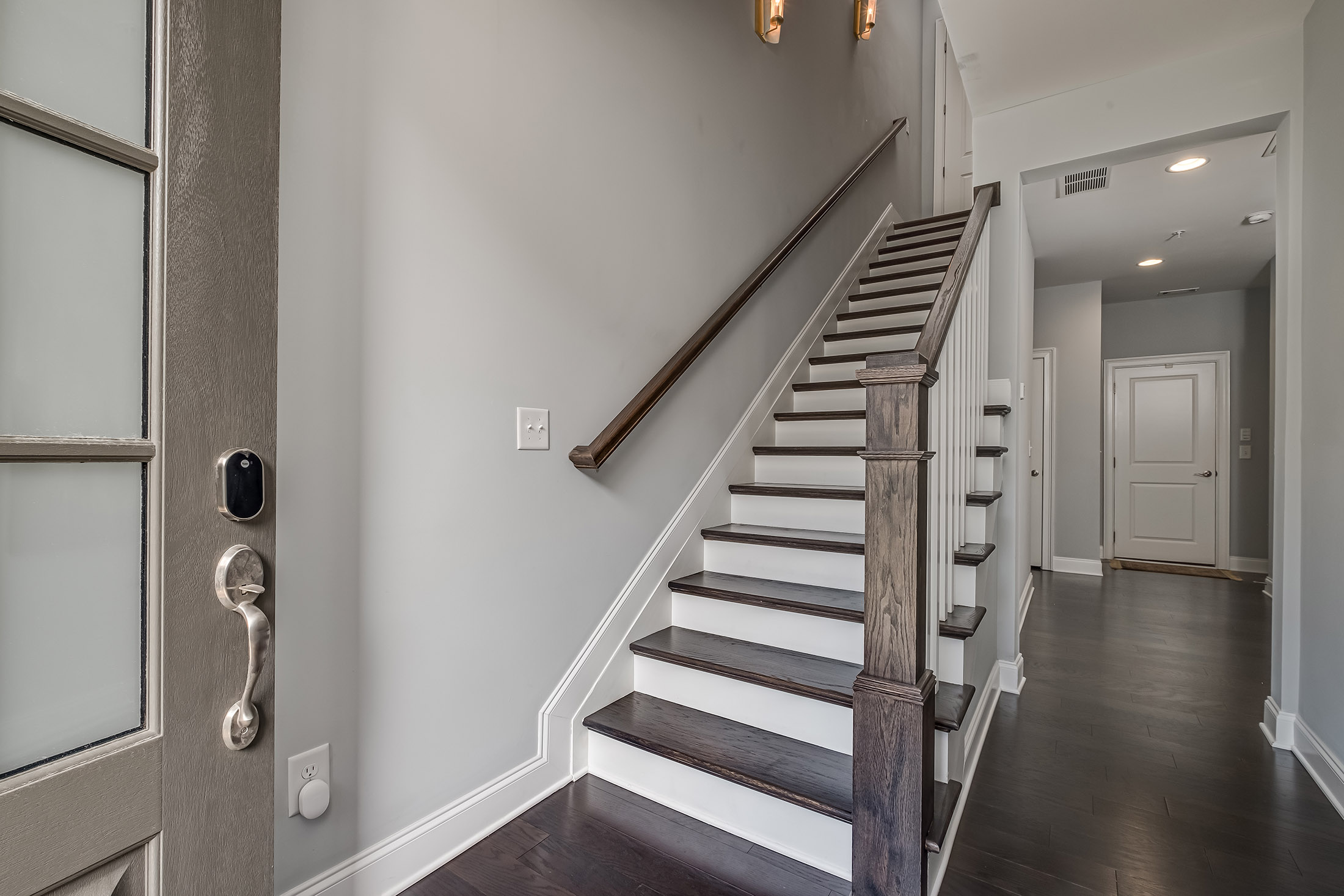  Sophisticated, Impeccably Maintained and Thoughtfully Upgraded Townhome - 物件實景