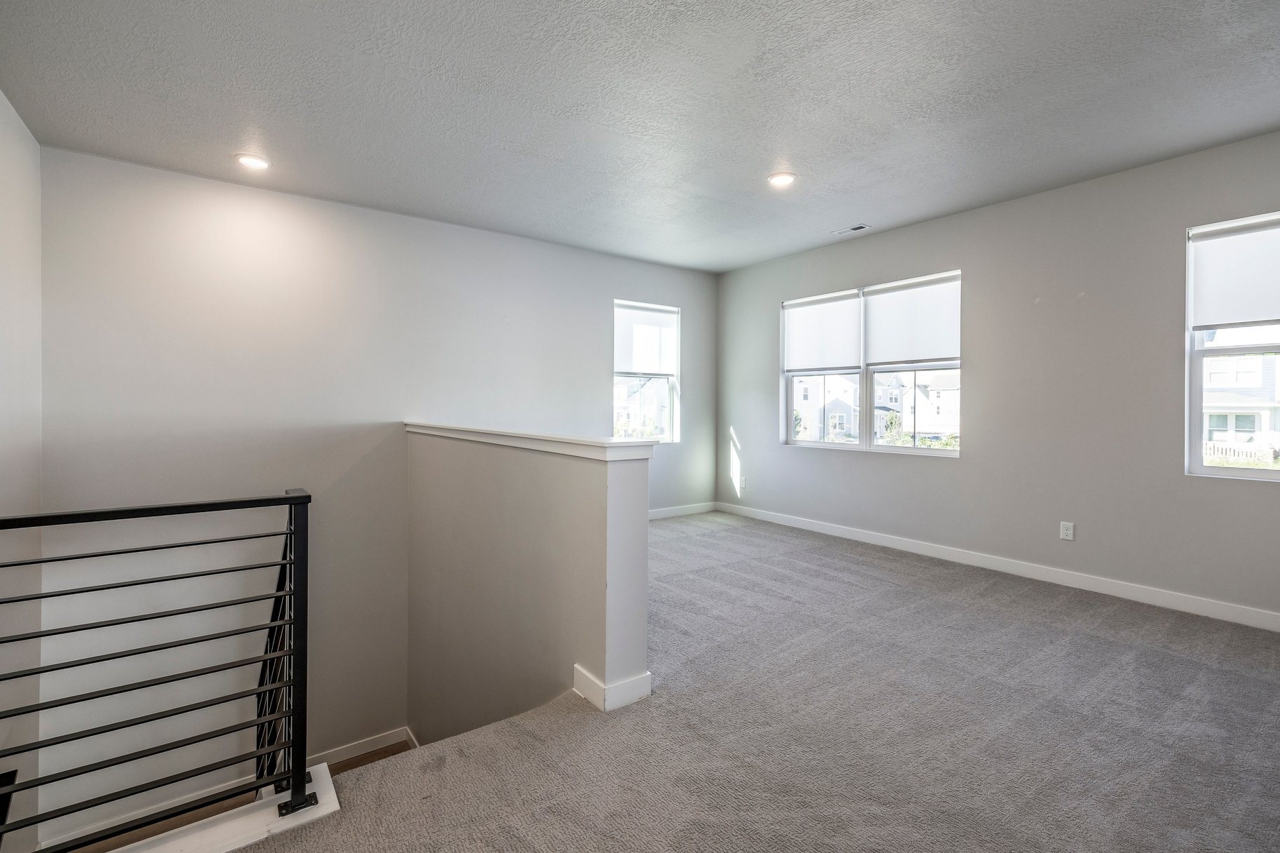  Beautiful Daybreak Home with Space, Style & a Private Backyard - 物件實景