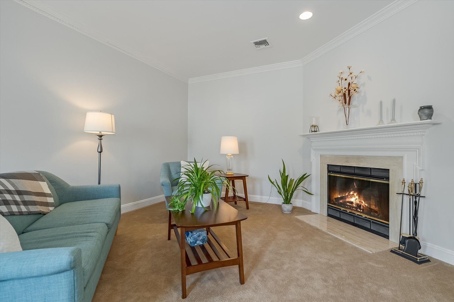  Updated Townhome Conveniently Located - 物件實景