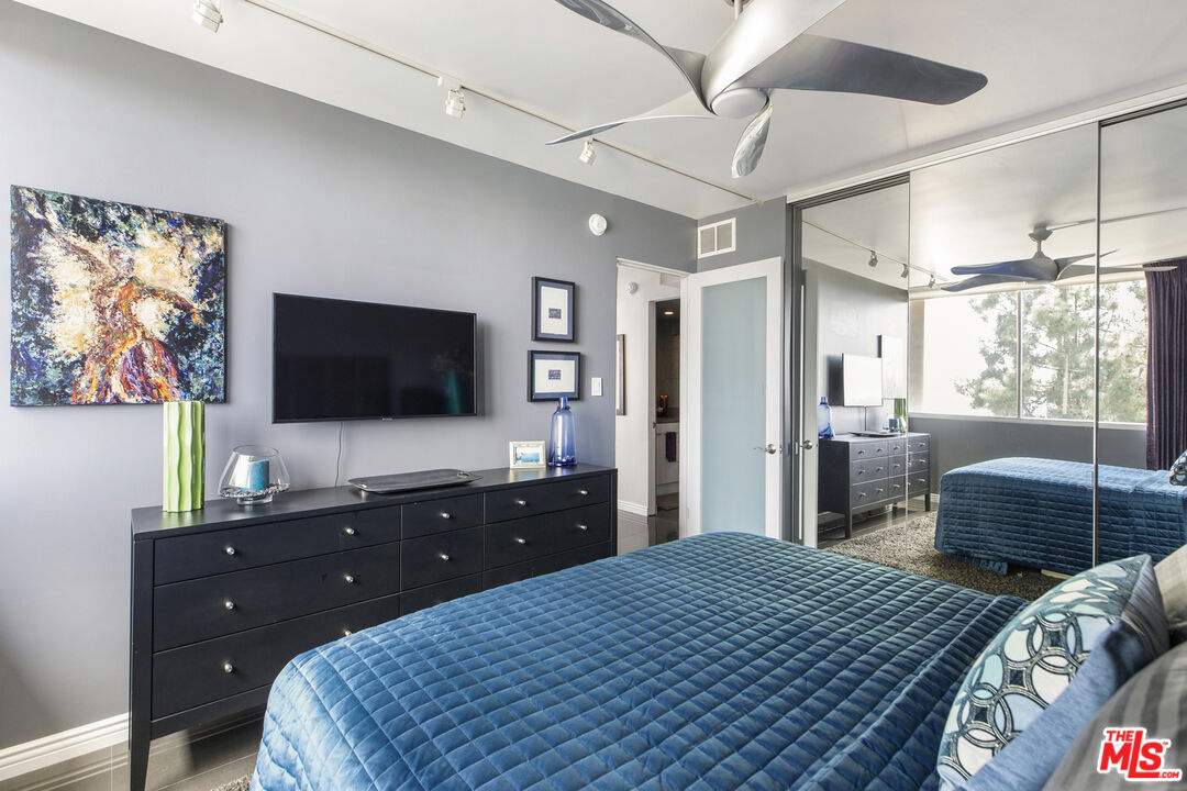 Los Angeles, California, 90027, United States, 1 Bedroom Bedrooms, ,1 BathroomBathrooms,Residential,For Sale,1913700
