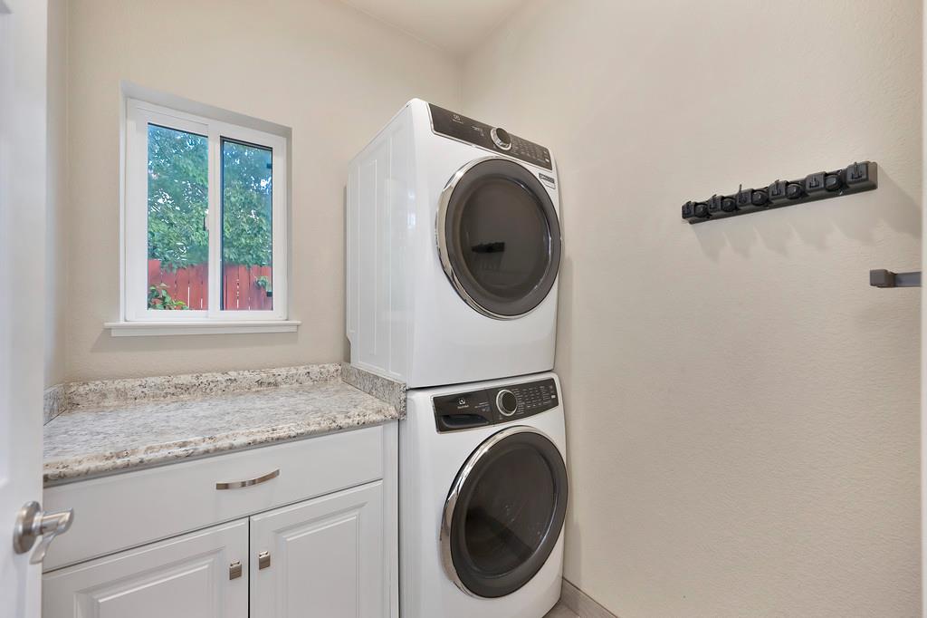 Roseville, California, 95747, United States, 6 Bedrooms Bedrooms, ,4 BathroomsBathrooms,Residential,For Sale,1940337