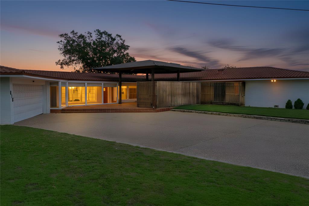 Weatherford, Texas, 76086, United States, 3 Bedrooms Bedrooms, ,4 BathroomsBathrooms,Residential,For Sale,1974864