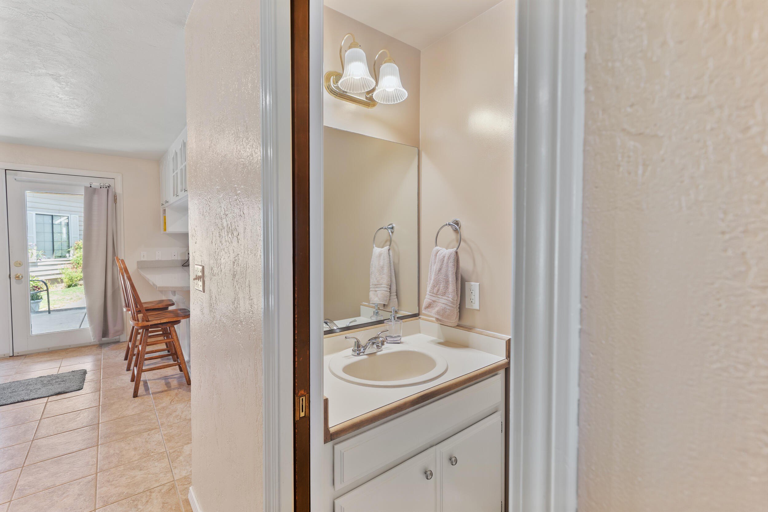 Medford, Oregon, 97504, United States, 4 Bedrooms Bedrooms, ,3 BathroomsBathrooms,Residential,For Sale,1974325