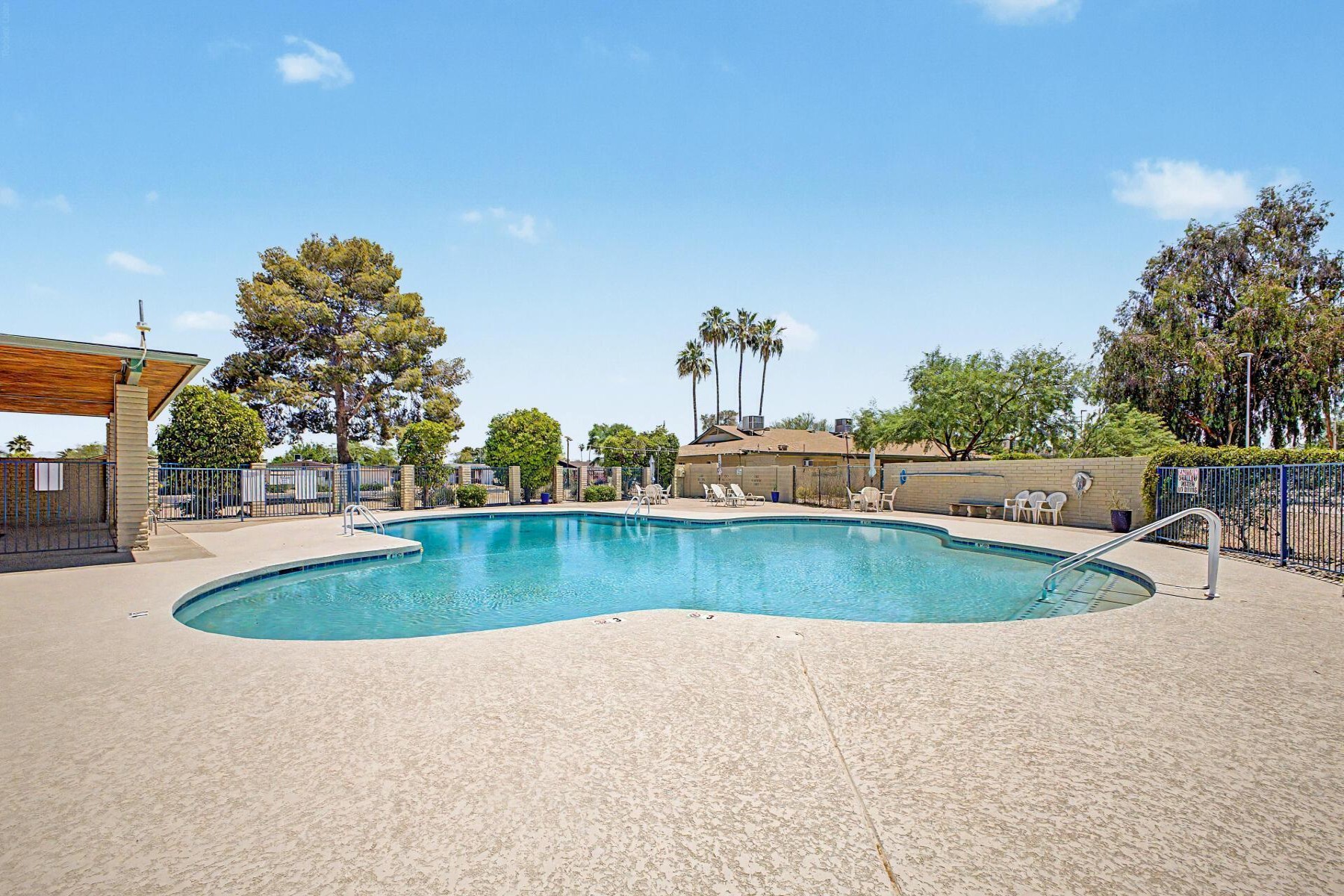  2310 E Betty Elyse Lane  Phoenix, AZ - 物件實景