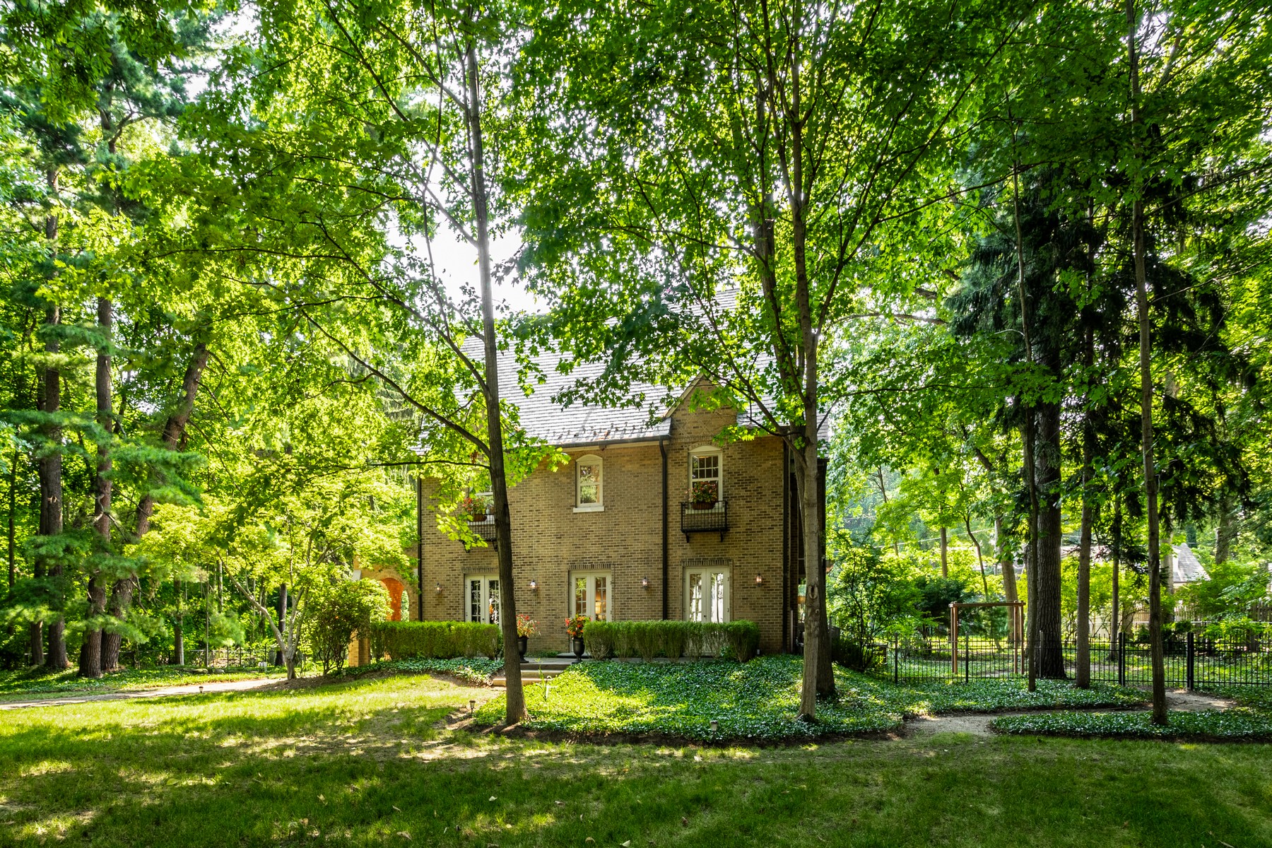  Gated English Tudor Home on One of the Most Desirable Blocks in Meridian Kessler - 物件實景