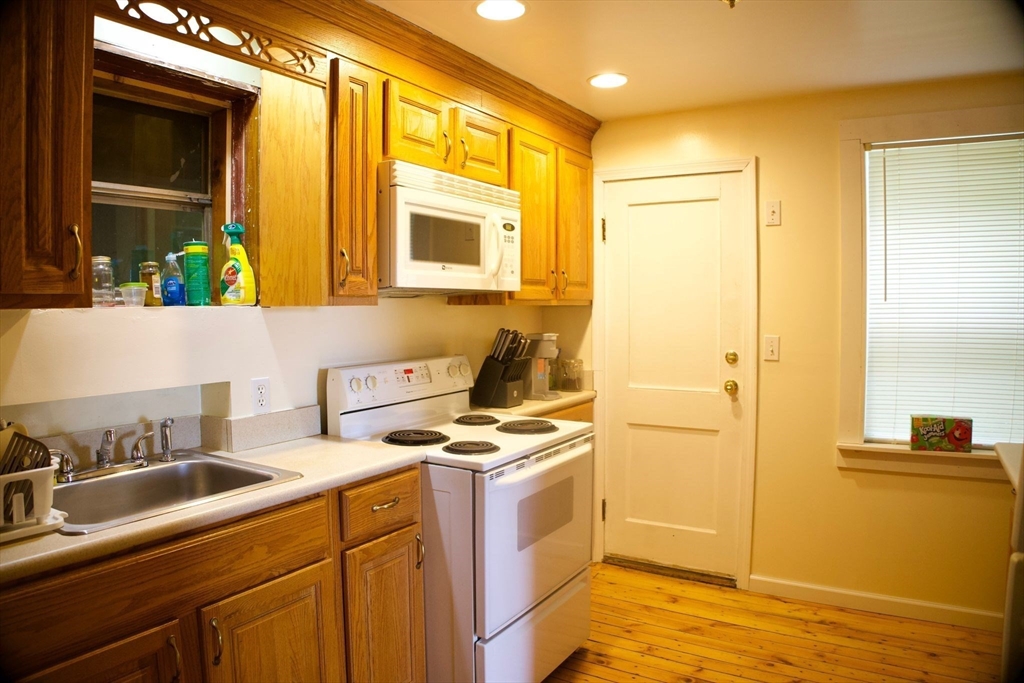 Methuen, Massachusetts, 01844, United States, 3 Bedrooms Bedrooms, ,1 BathroomBathrooms,Residential,For Sale,1937431