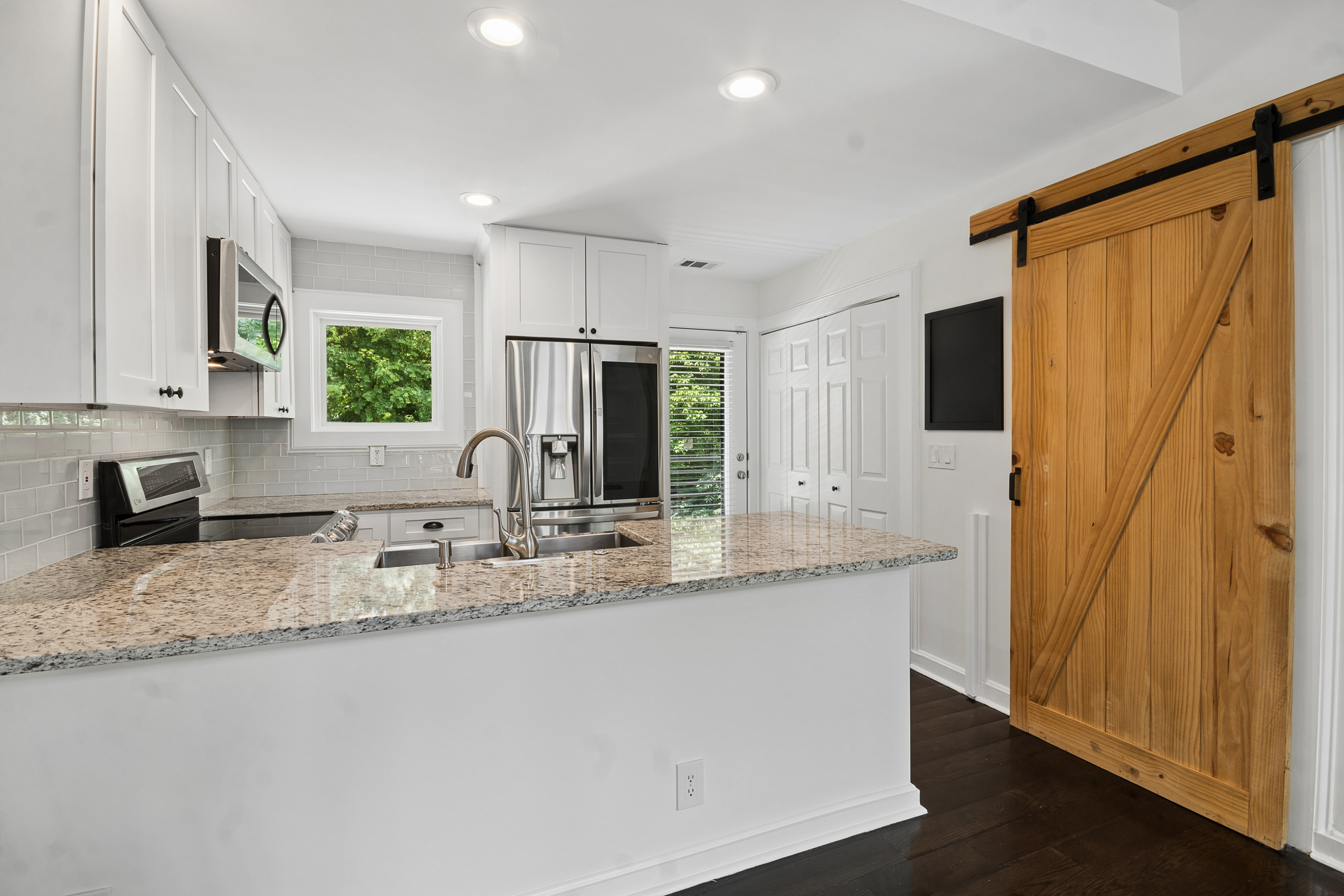  Updated, End-Unit Townhome in the Heart of Edgewood - 物件實景