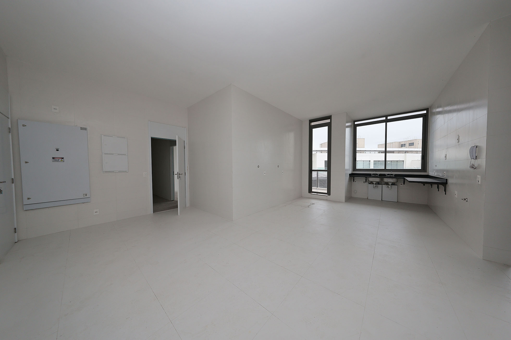  Linear Oceanfront Penthouse with Panoramic Views and Custom Potential - 物件實景