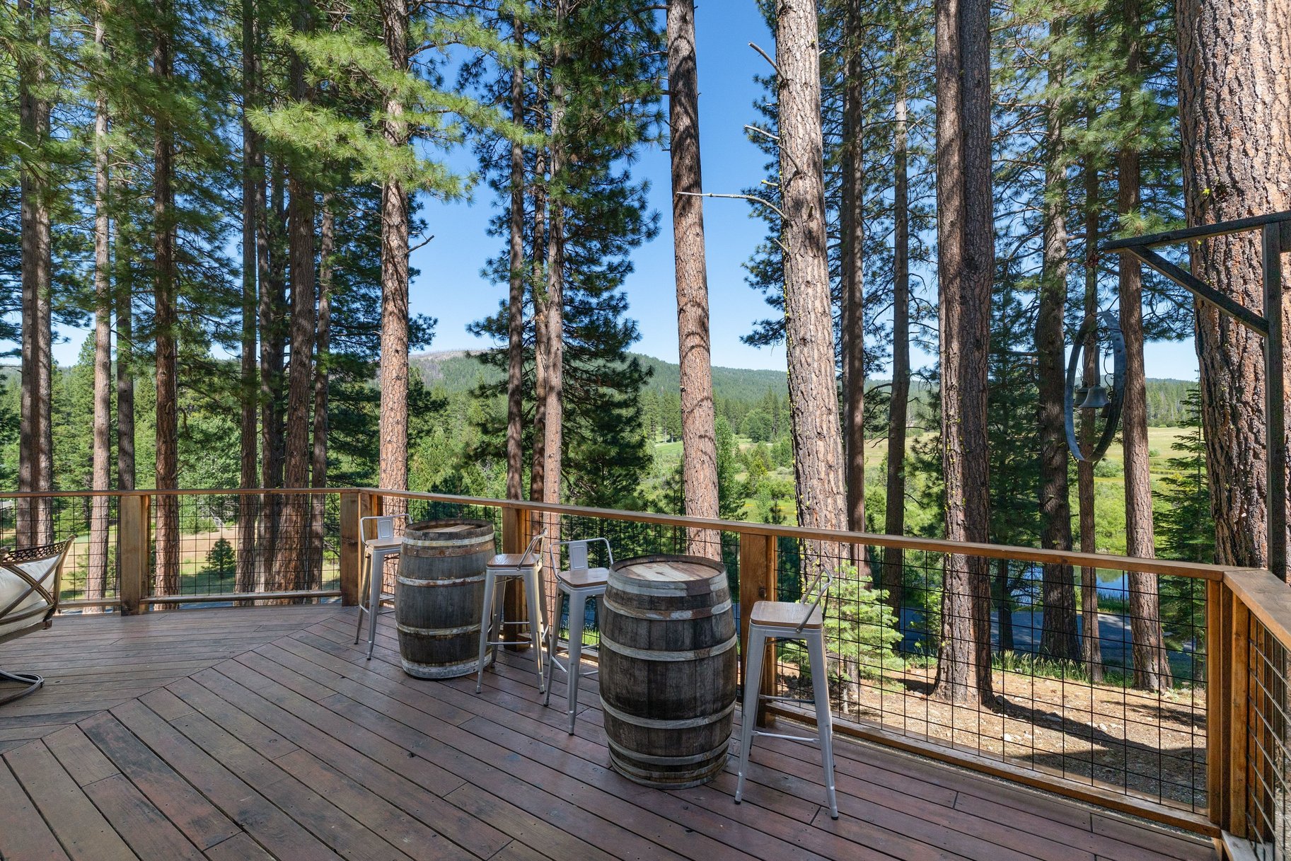  Hilltop Whitehawk Ranch Estate with Sweeping Meadow, Pond & Mountain Views - 物件實景