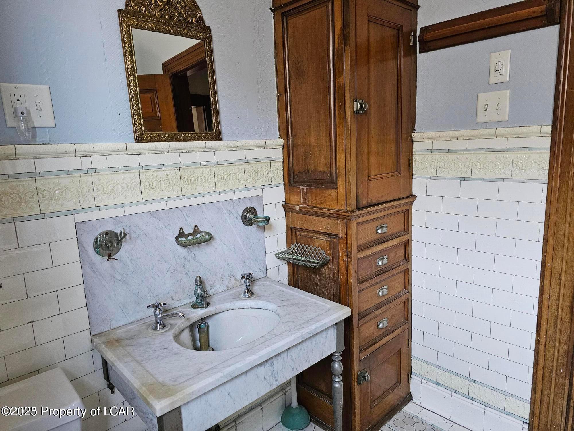 Wilkes-Barre, Pennsylvania, 18701, United States, 7 Bedrooms Bedrooms, ,3 BathroomsBathrooms,Residential,For Sale,1982709