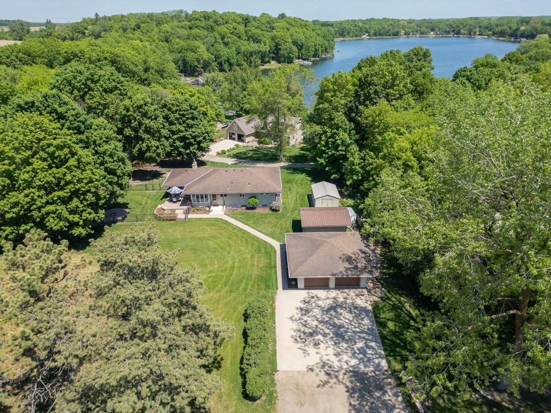  Beautifully Maintained Living with Maple Lake Views - 物件實景