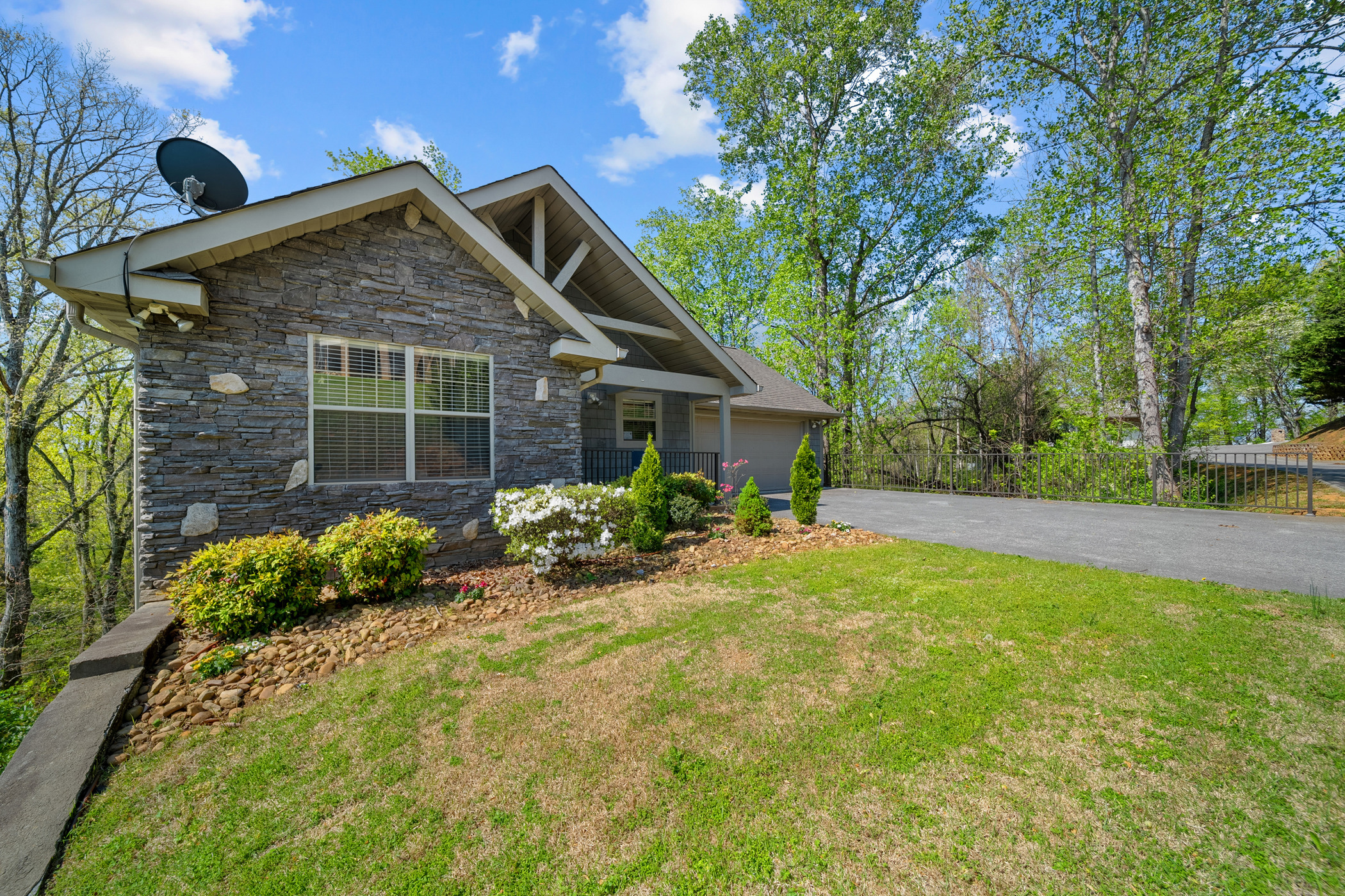 Sevierville, Tennessee, 37862, United States, 3 Bedrooms Bedrooms, ,3 BathroomsBathrooms,Residential,For Sale,1982821