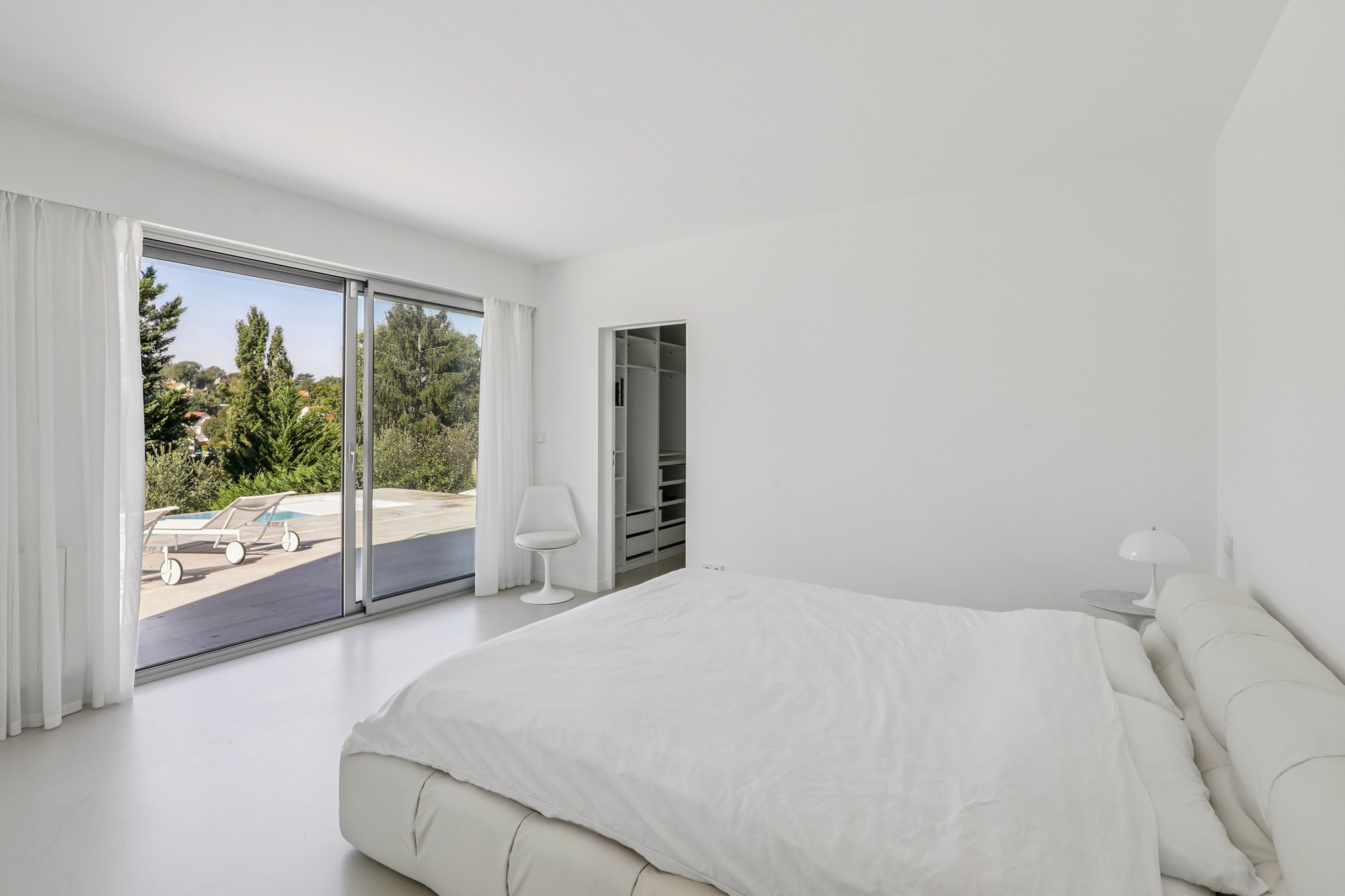  Bougival Town Centre – Contemporary Family Home with Infinity Pool, Expansive T… - 物件實景