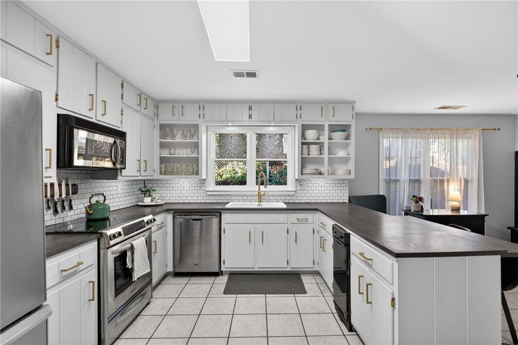 Roswell, Georgia, 30075, United States, 4 Bedrooms Bedrooms, ,4 BathroomsBathrooms,Residential,For Sale,2014792