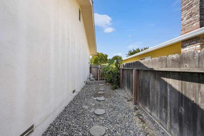 Hollister, California, 95023, United States, 3 Bedrooms Bedrooms, ,2 BathroomsBathrooms,Residential,For Sale,1942638