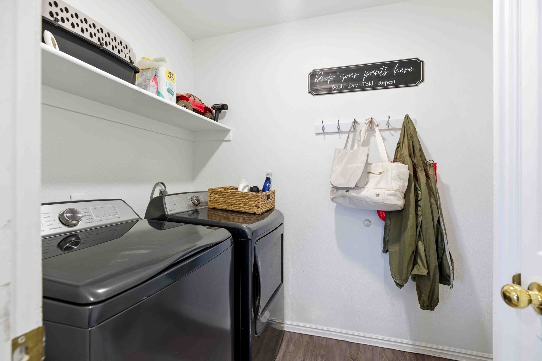  Open-Concept End-Unit with Updates in Knollwood Townhomes - 物件實景