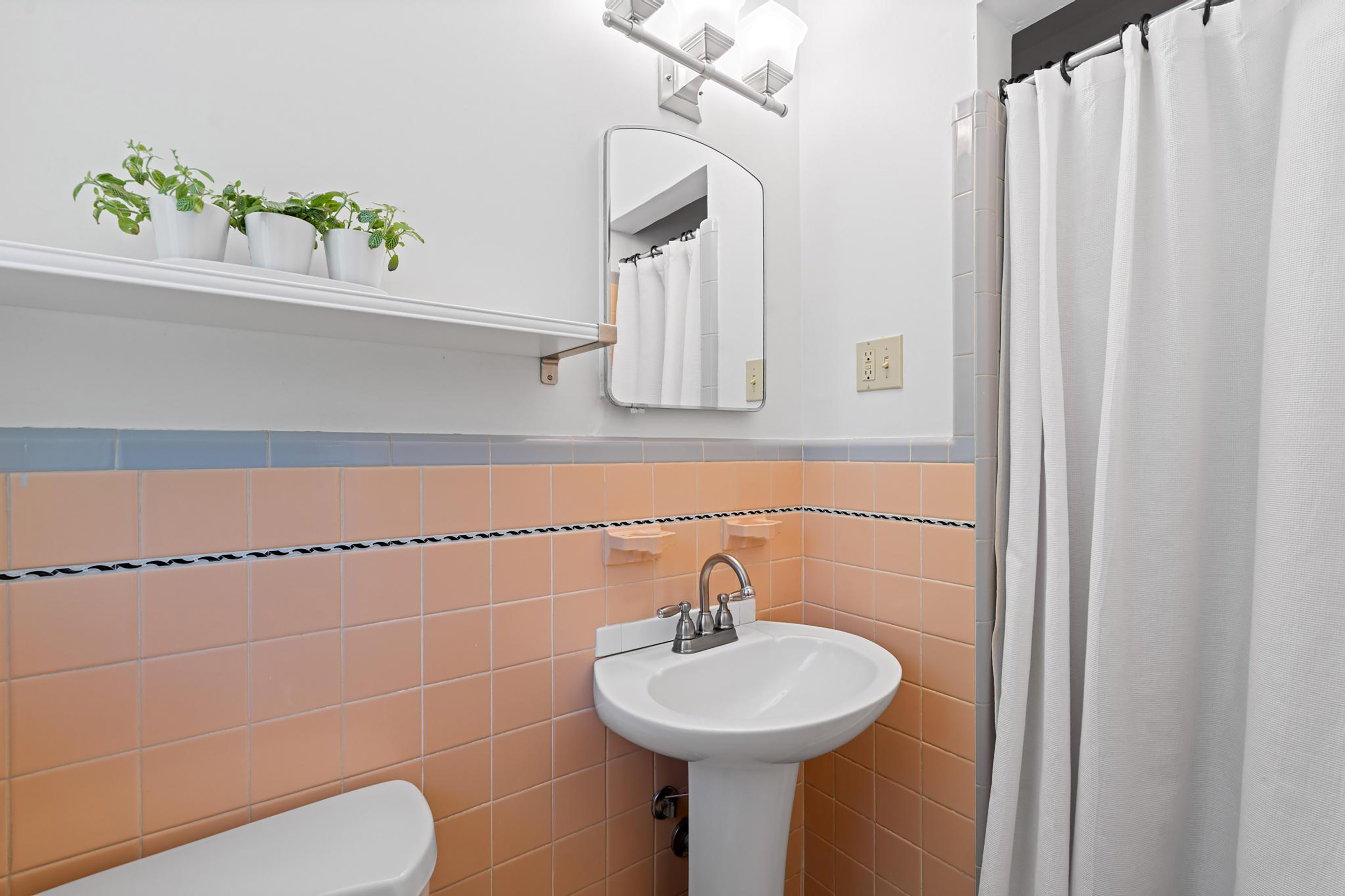  Lovely Ranch Home with Striking Curb Appeal and Modern Updates - 物件實景