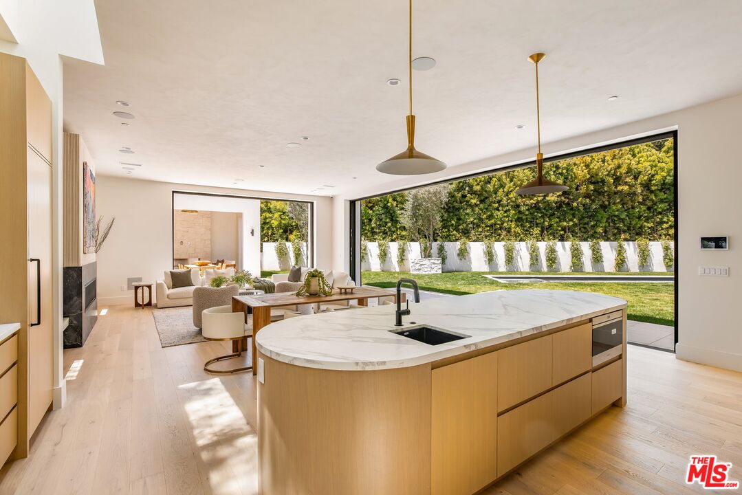 Los Angeles, California, 90049, United States, 5 Bedrooms Bedrooms, ,3 BathroomsBathrooms,Residential,For Sale,1839044