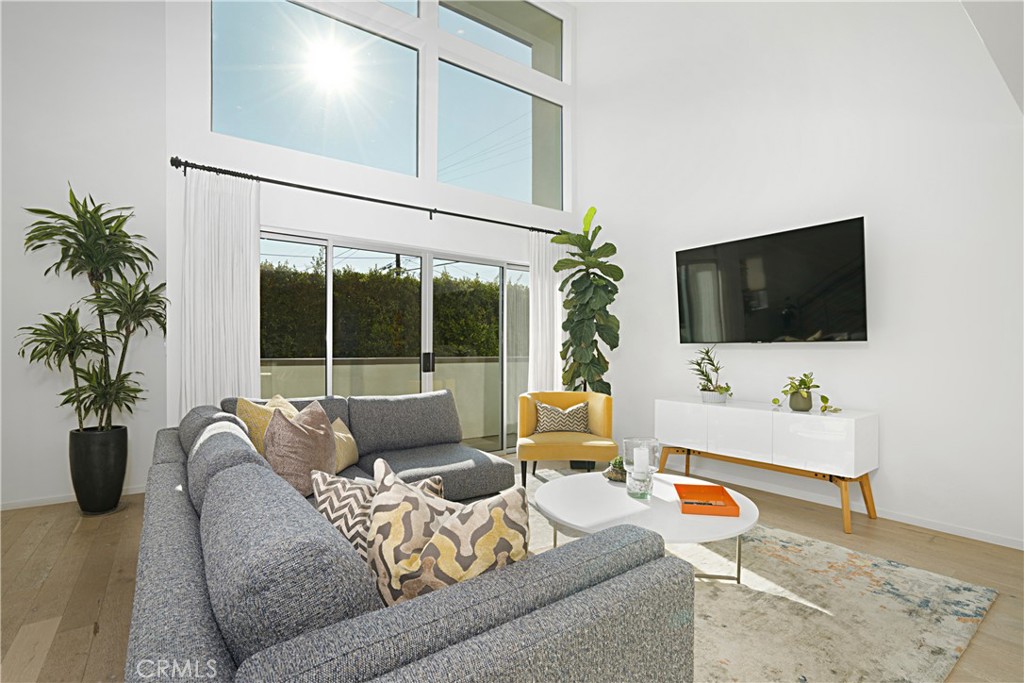 Los Angeles, California, 90019, United States, 2 Bedrooms Bedrooms, ,3 BathroomsBathrooms,Residential,For Sale,1990978