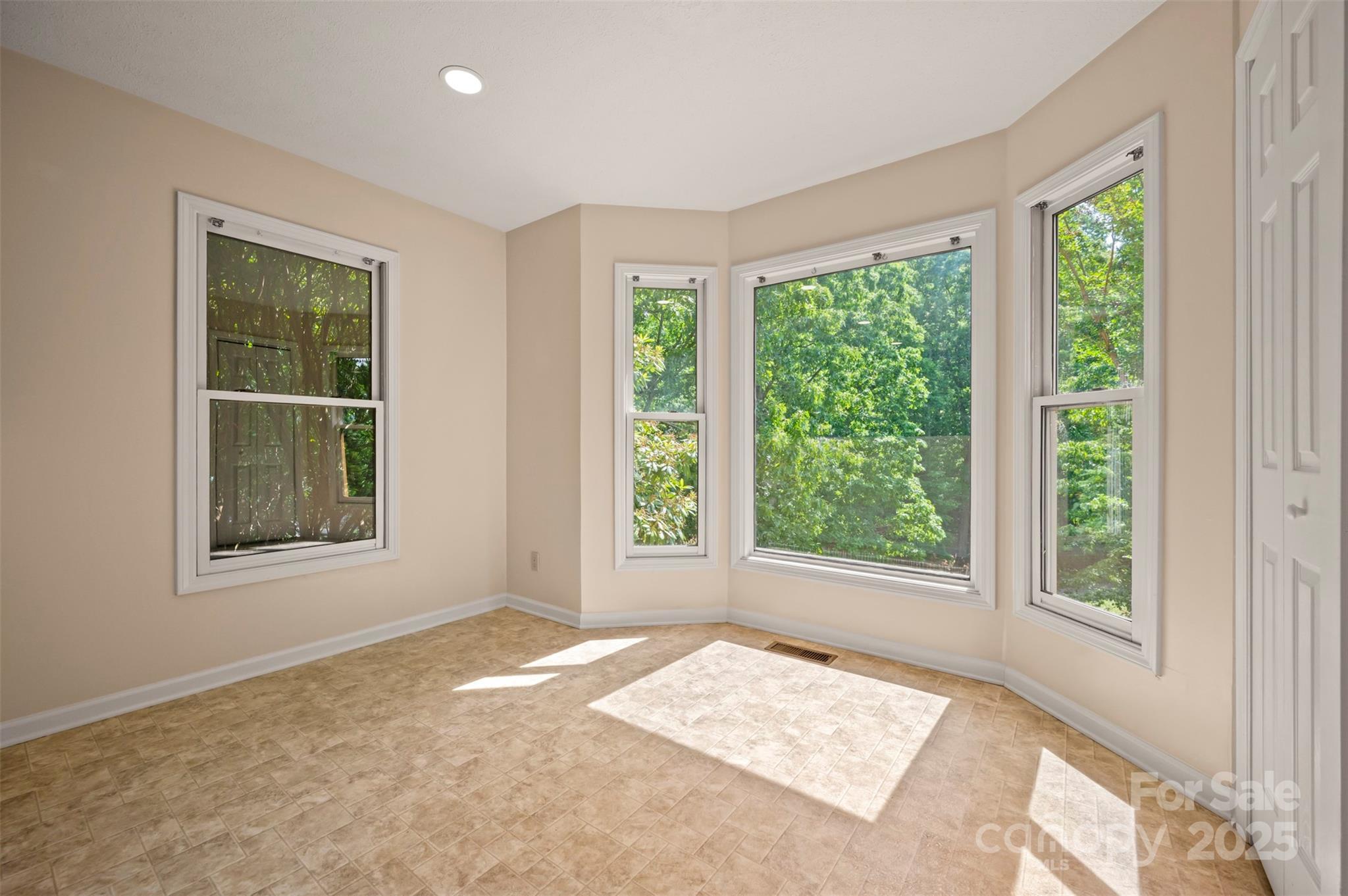 Zirconia, North Carolina, 28790, United States, 3 Bedrooms Bedrooms, ,2 BathroomsBathrooms,Residential,For Sale,1827884