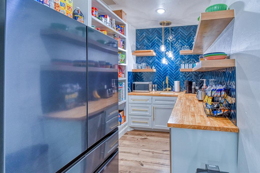 Amber, Oklahoma, 73004, United States, 6 Bedrooms Bedrooms, ,4 BathroomsBathrooms,Residential,For Sale,1984407