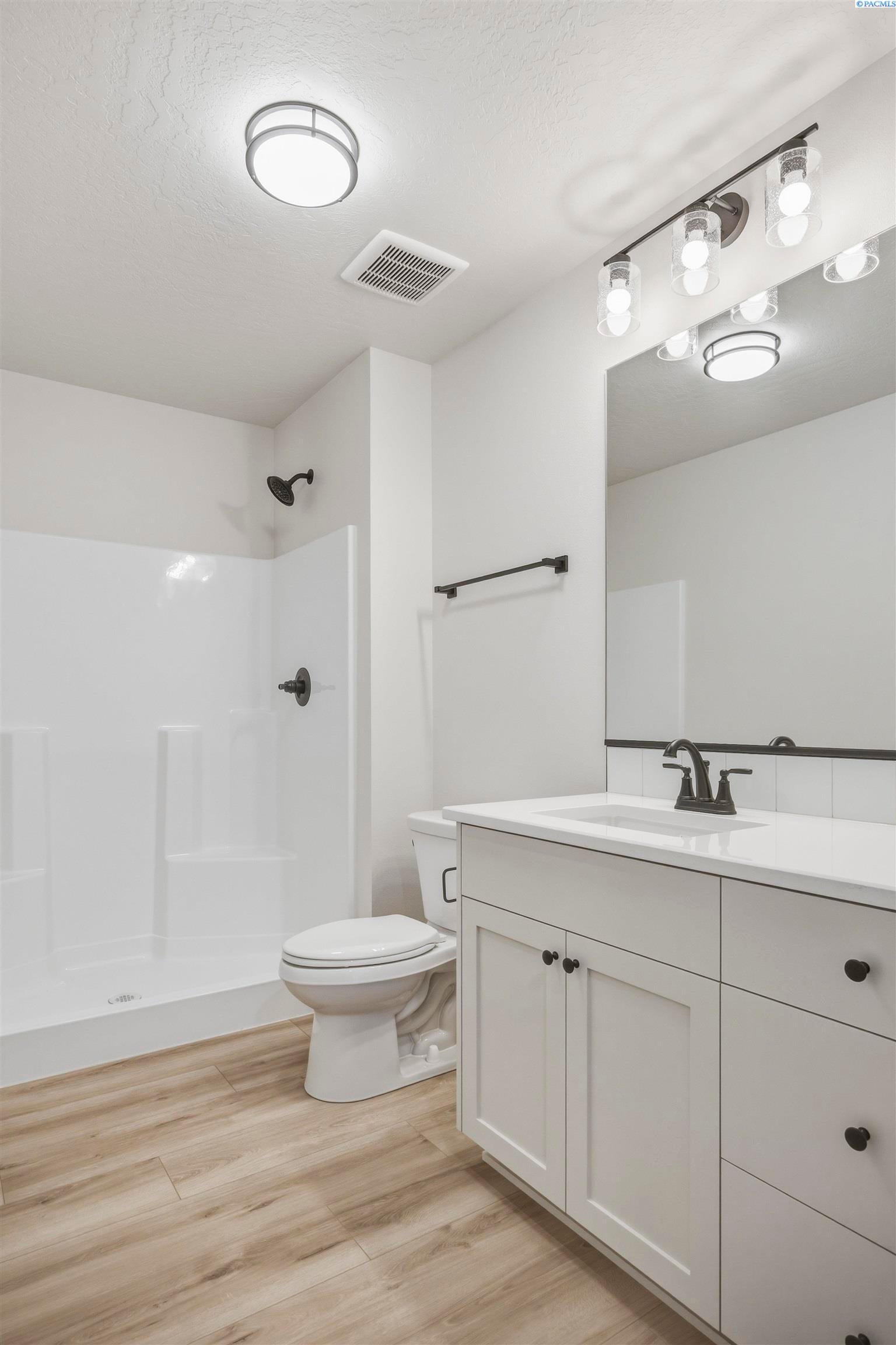 Prosser, Washington, 99350, United States, 5 Bedrooms Bedrooms, ,3 BathroomsBathrooms,Residential,For Sale,2028032