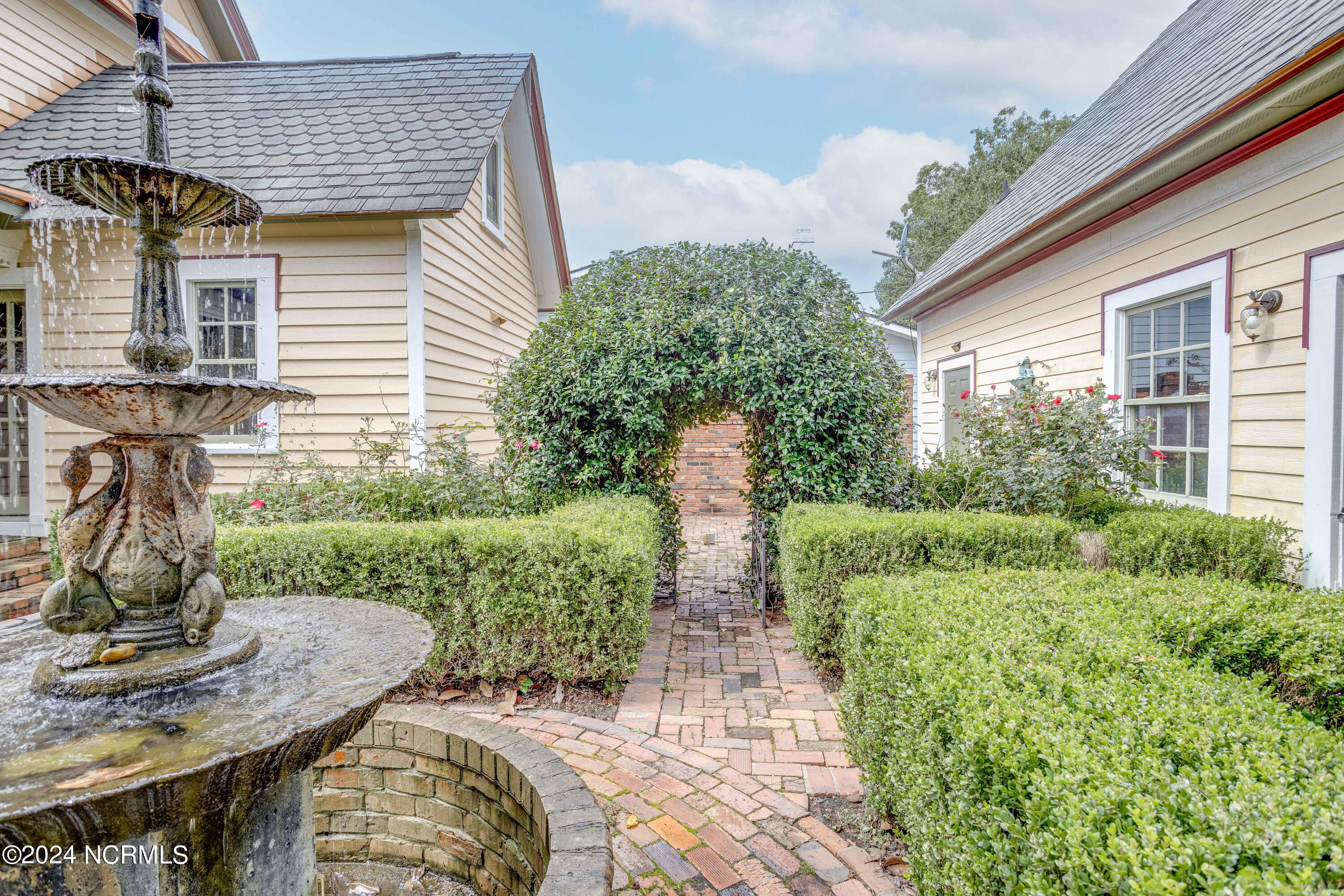 122 S Academy Street, Washington, North Carolina, 27889, United States, 3 Bedrooms Bedrooms, ,4 BathroomsBathrooms,Residential,For Sale,122 S Academy Street,1639244