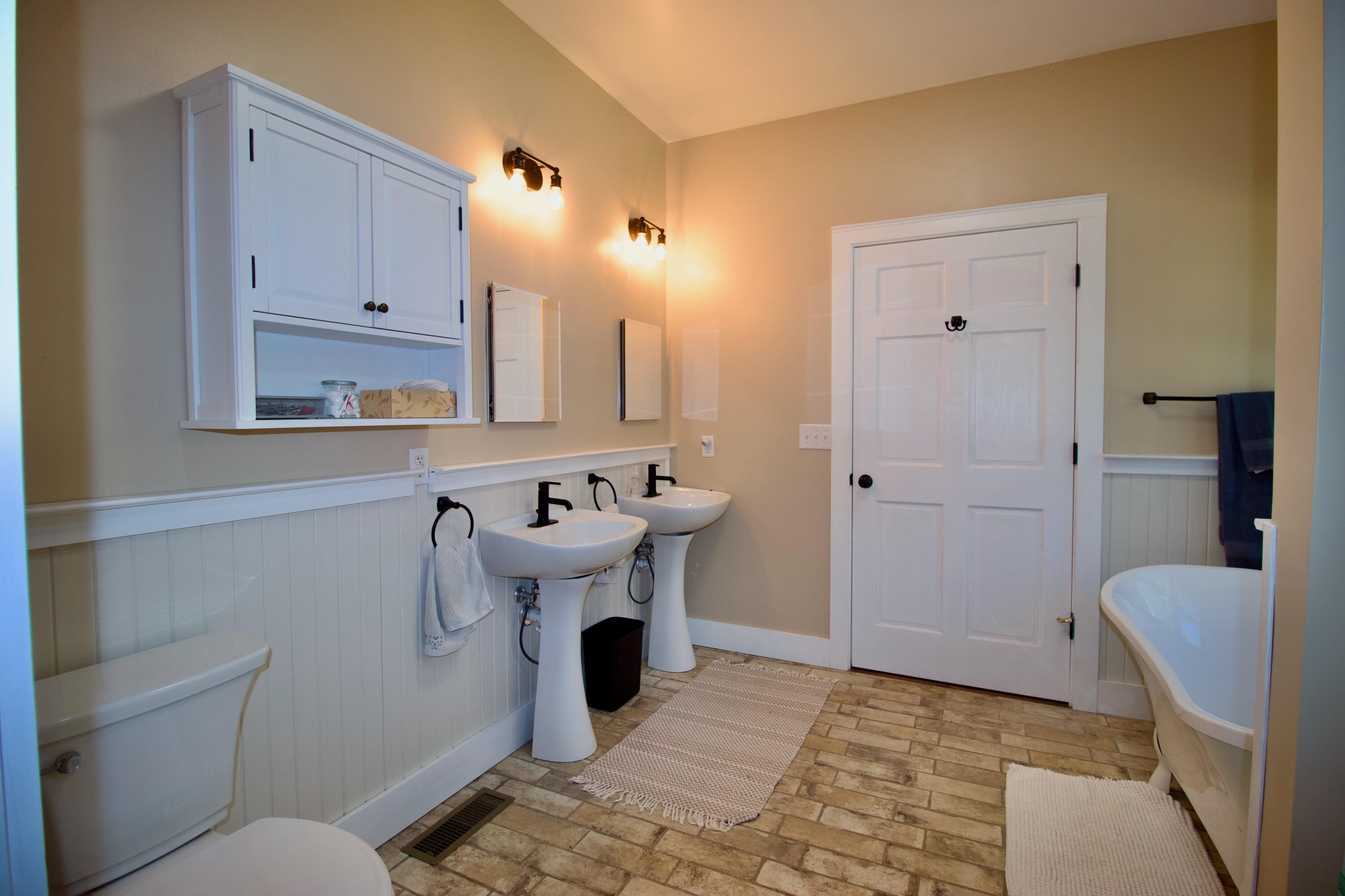 Hinton, West Virginia, 25951, United States, 3 Bedrooms Bedrooms, ,3 BathroomsBathrooms,Residential,For Sale,1770646