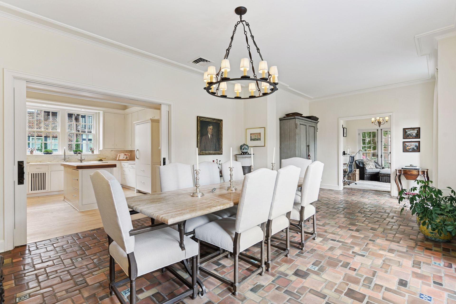 Minneapolis, Minnesota, 55405, United States, 5 Bedrooms Bedrooms, ,4 BathroomsBathrooms,Residential,For Sale,1989086