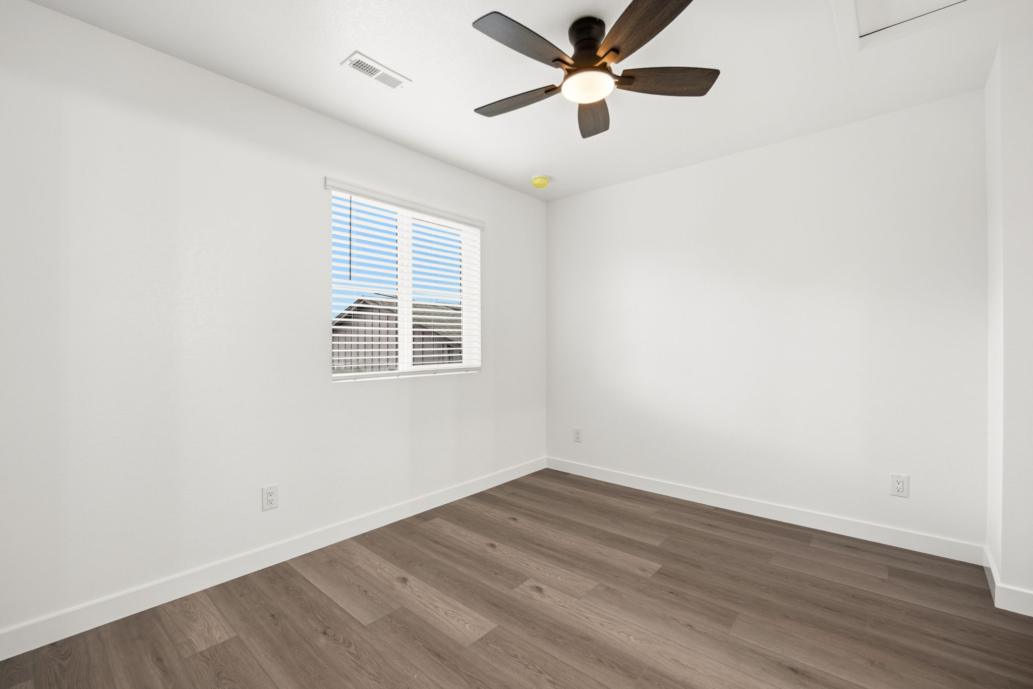  Newly constructed home offering 6 beds & 4 baths with a flexible layout - 物件實景